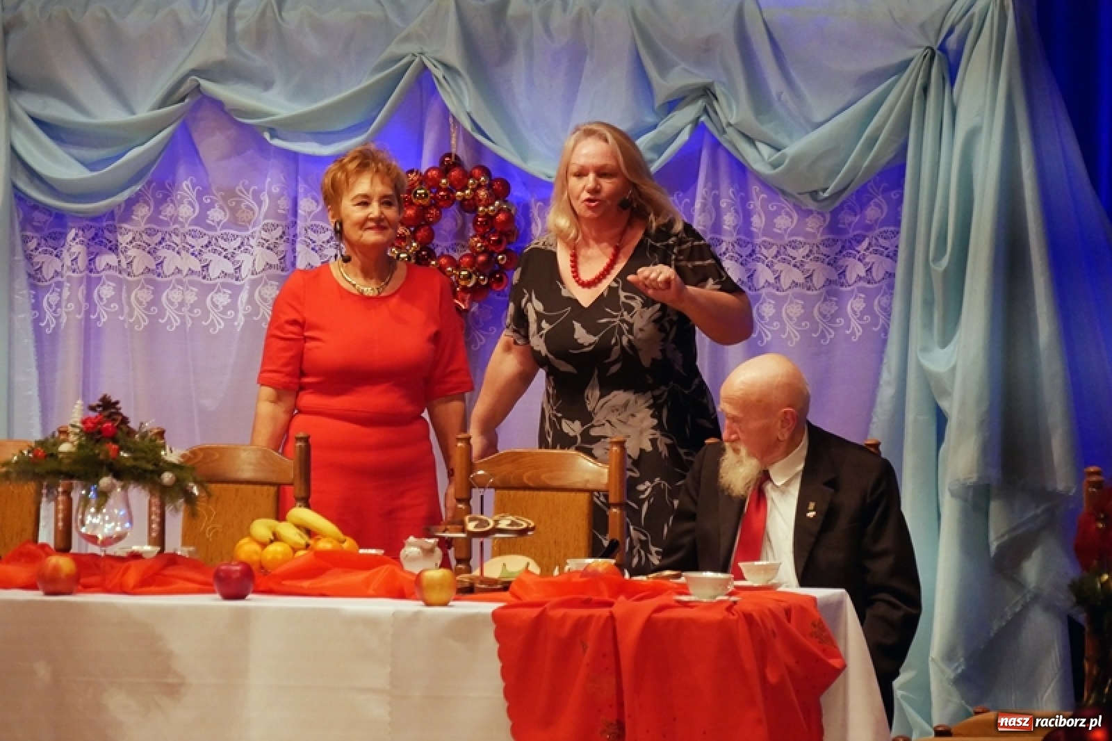 Zdjęcie w galerii na portalu naszraciborz.pl: W drodze na Wigilię. Teatr Senioralne Forte na święta wiadomości z regionu