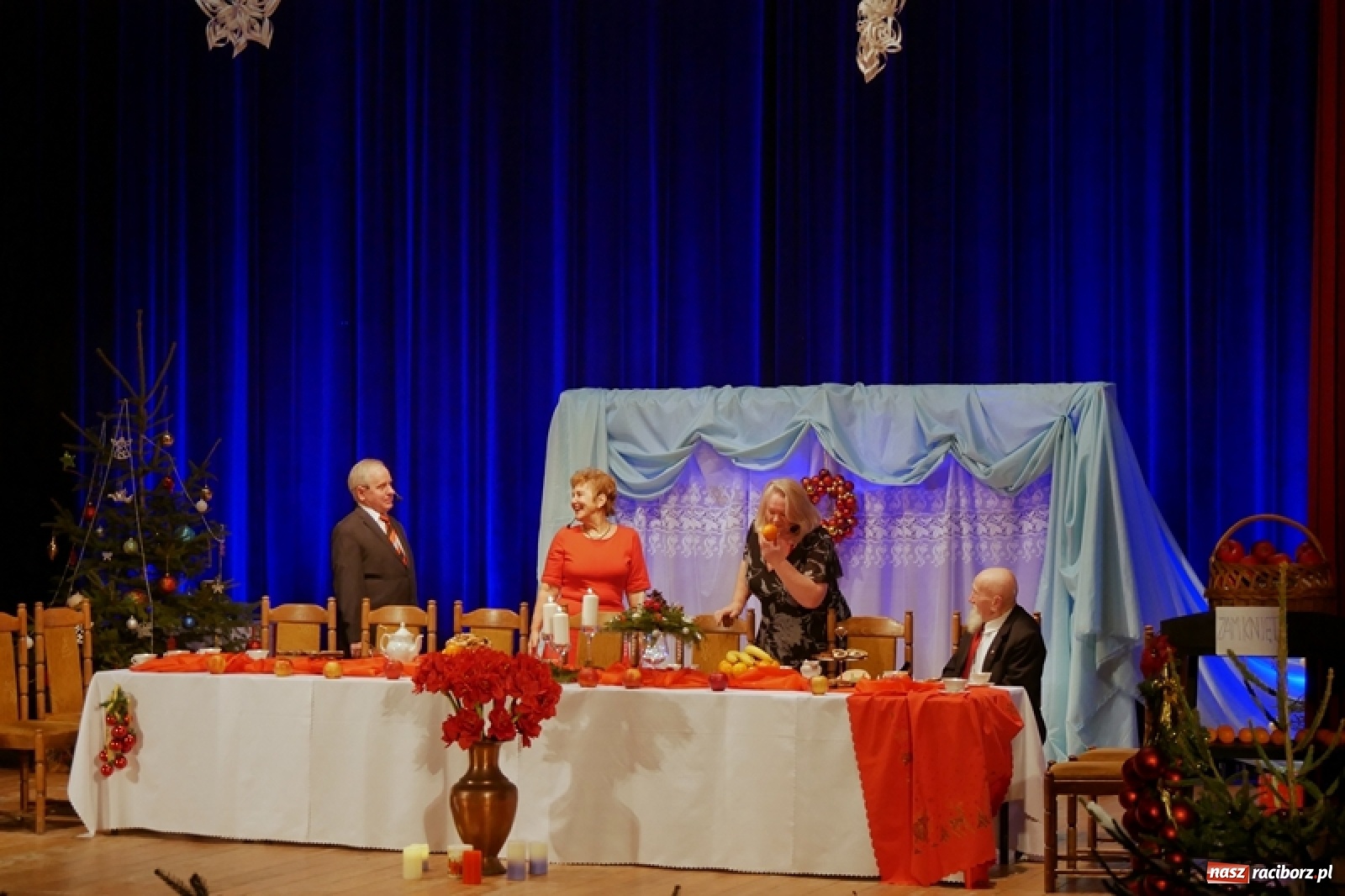 Zdjęcie w galerii na portalu naszraciborz.pl: W drodze na Wigilię. Teatr Senioralne Forte na święta wiadomości z regionu