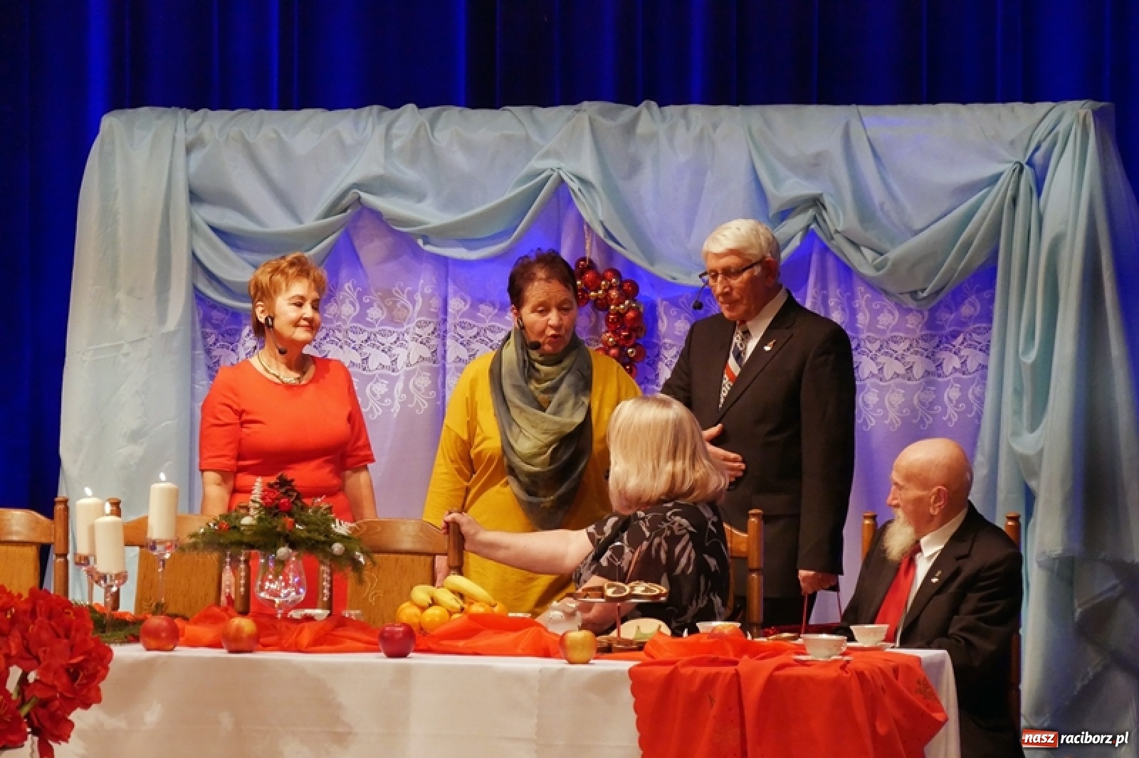 Zdjęcie w galerii na portalu naszraciborz.pl: W drodze na Wigilię. Teatr Senioralne Forte na święta wiadomości z regionu