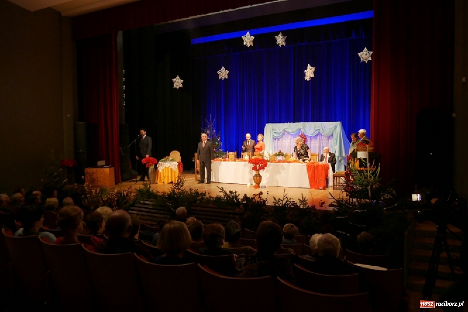 Zdjęcie w galerii na portalu naszraciborz.pl: W drodze na Wigilię. Teatr Senioralne Forte na święta wiadomości z regionu
