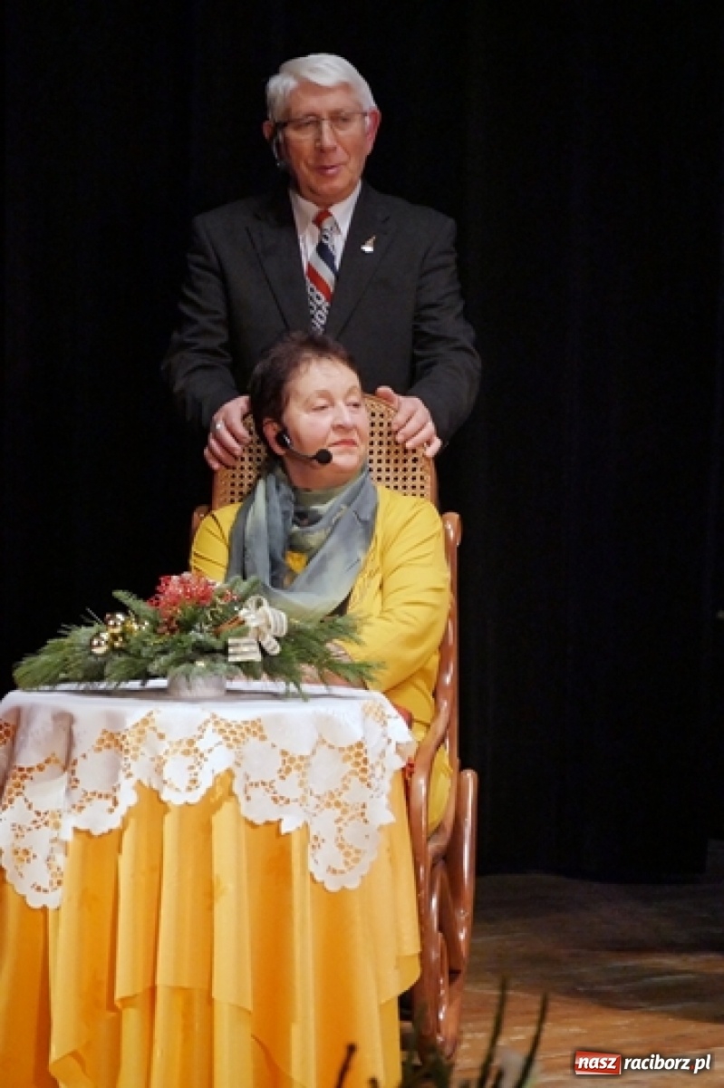 Zdjęcie w galerii na portalu naszraciborz.pl: W drodze na Wigilię. Teatr Senioralne Forte na święta wiadomości z regionu