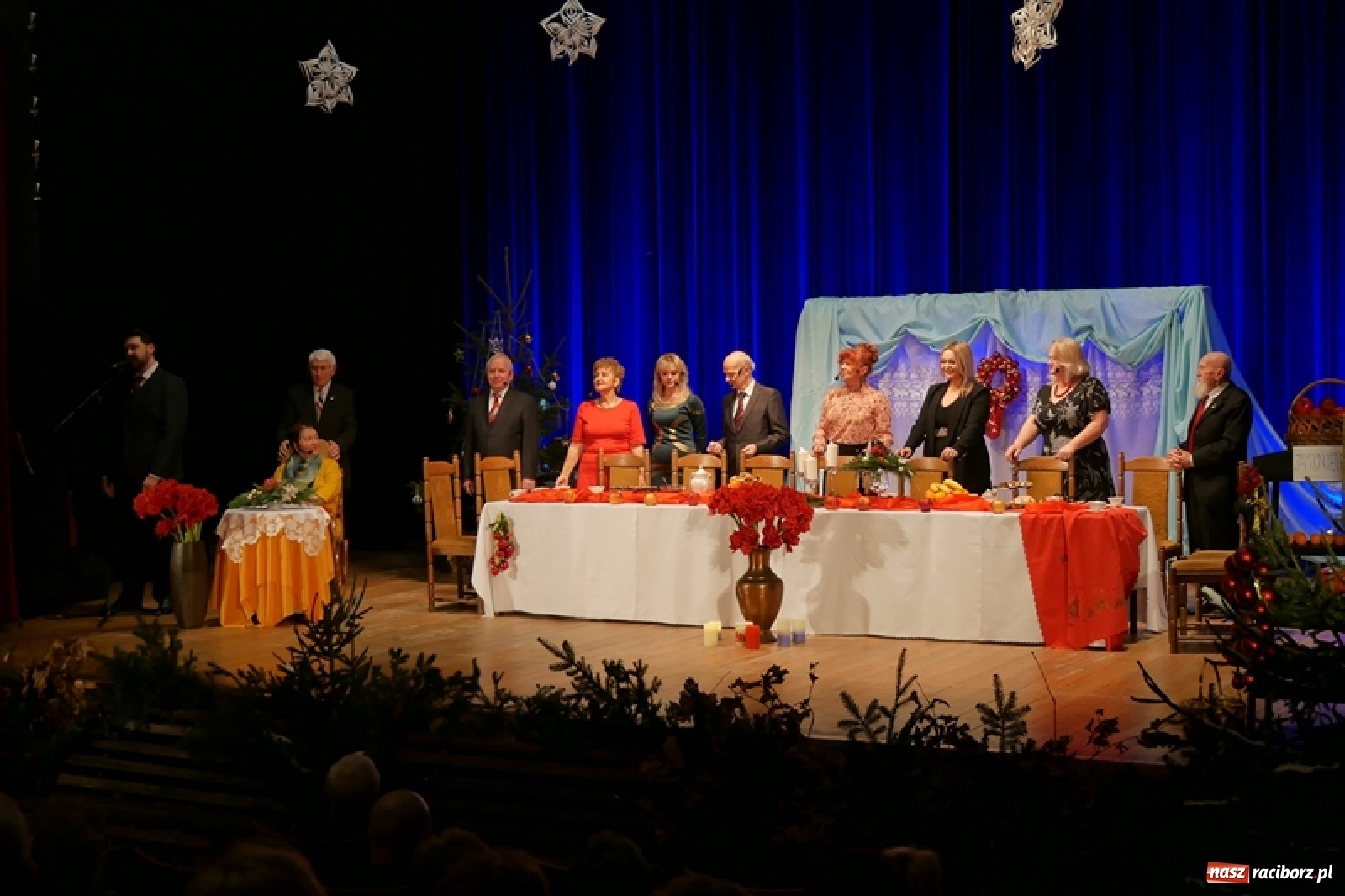 Zdjęcie w galerii na portalu naszraciborz.pl: W drodze na Wigilię. Teatr Senioralne Forte na święta wiadomości z regionu