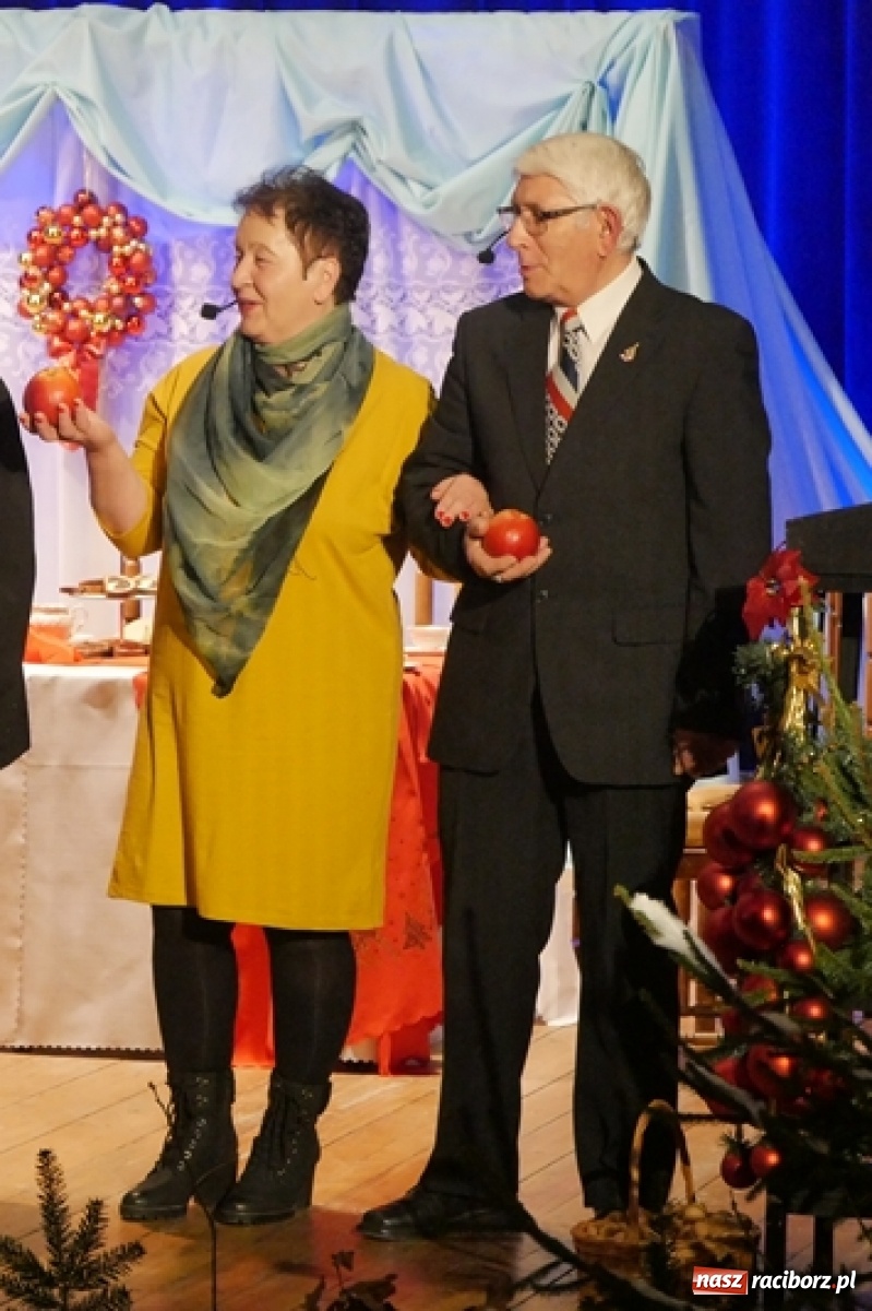 Zdjęcie w galerii na portalu naszraciborz.pl: W drodze na Wigilię. Teatr Senioralne Forte na święta wiadomości z regionu