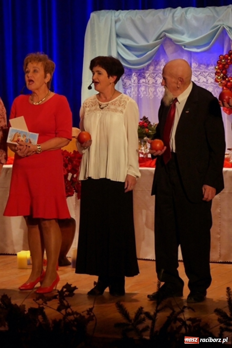 Zdjęcie w galerii na portalu naszraciborz.pl: W drodze na Wigilię. Teatr Senioralne Forte na święta wiadomości z regionu