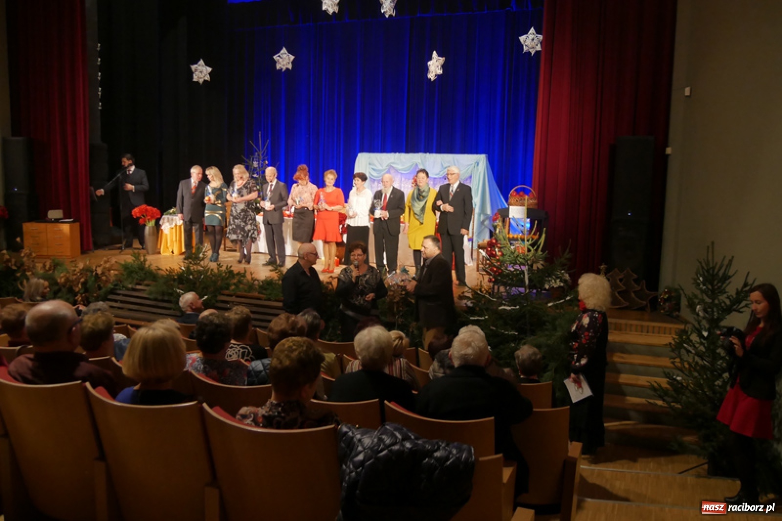 Zdjęcie w galerii na portalu naszraciborz.pl: W drodze na Wigilię. Teatr Senioralne Forte na święta wiadomości z regionu