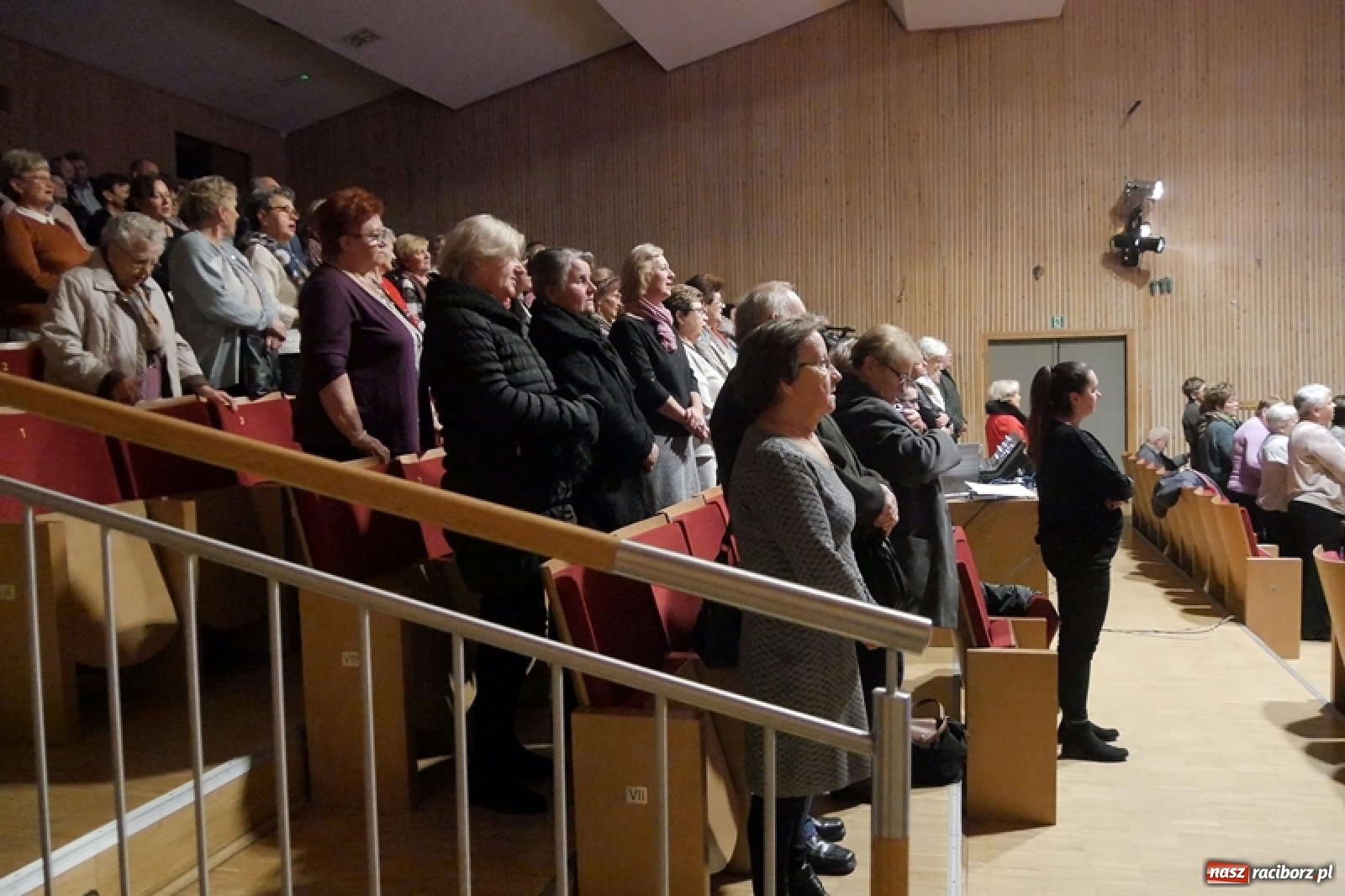 Zdjęcie w galerii na portalu naszraciborz.pl: W drodze na Wigilię. Teatr Senioralne Forte na święta wiadomości z regionu