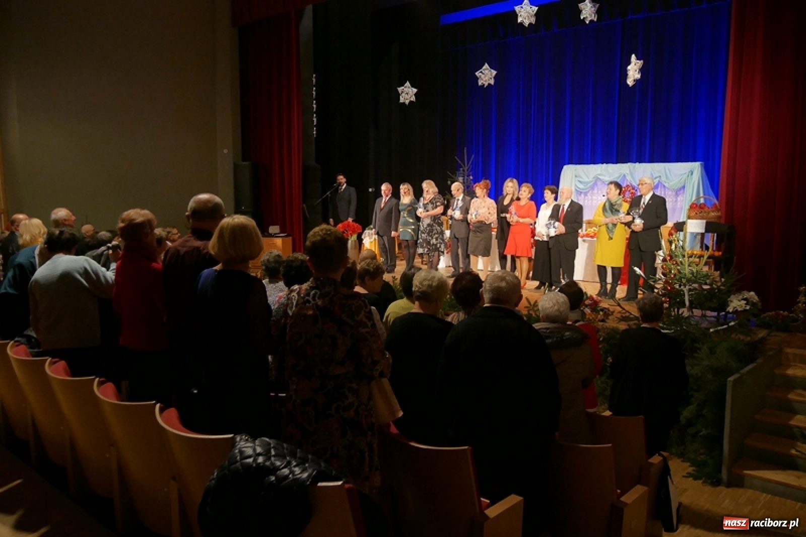 Zdjęcie w galerii na portalu naszraciborz.pl: W drodze na Wigilię. Teatr Senioralne Forte na święta wiadomości z regionu