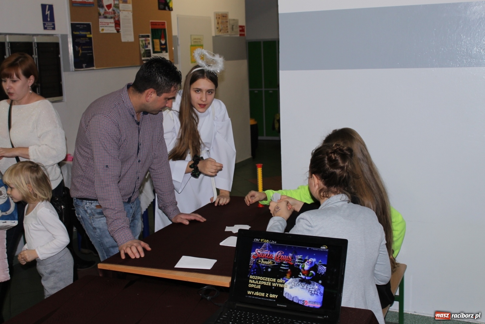 Zdjęcie w galerii na portalu naszraciborz.pl: Świąteczny kiermasz w ZSP na Płoni [FOTO] wiadomości z regionu