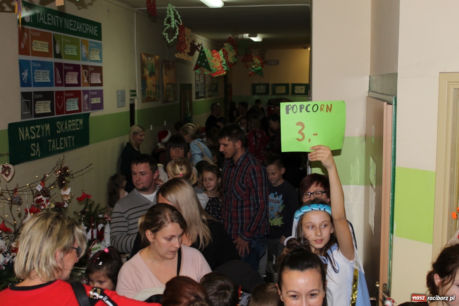 Zdjęcie w galerii na portalu naszraciborz.pl: Świąteczny kiermasz w ZSP na Płoni [FOTO] wiadomości z regionu