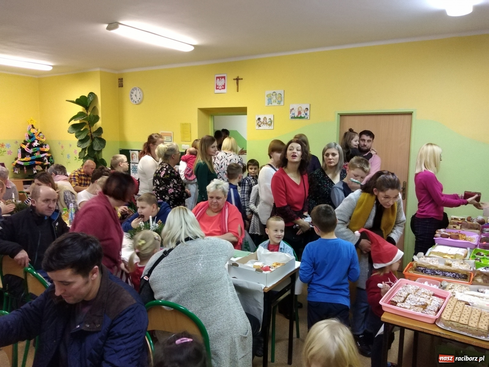 Zdjęcie w galerii na portalu naszraciborz.pl: Świąteczny kiermasz w ZSP na Płoni [FOTO] wiadomości z regionu