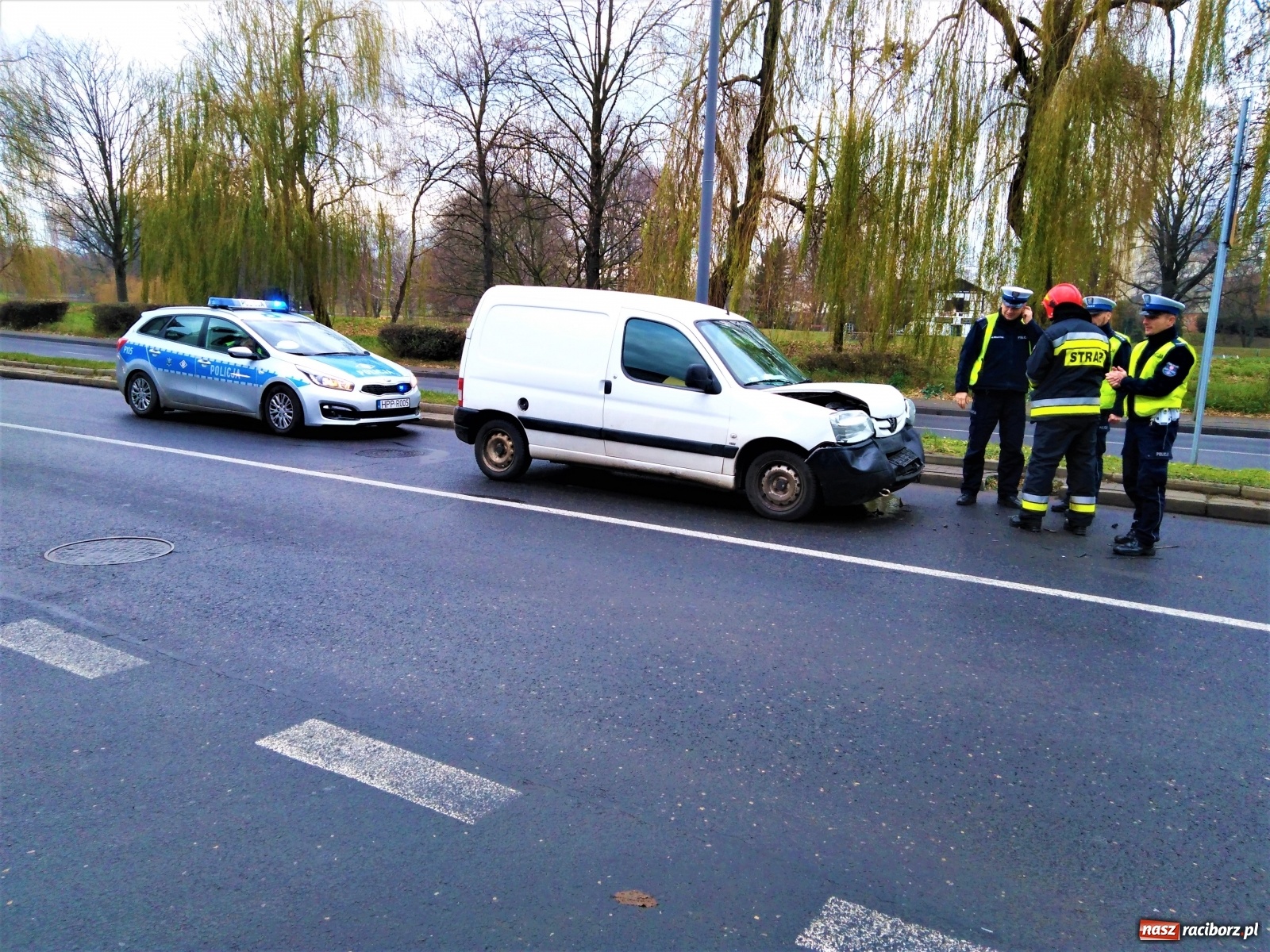 Zdjęcie w galerii na portalu naszraciborz.pl: Peugeot uderzył w tył passata na Odrostradzie [FOTO] wiadomości z regionu