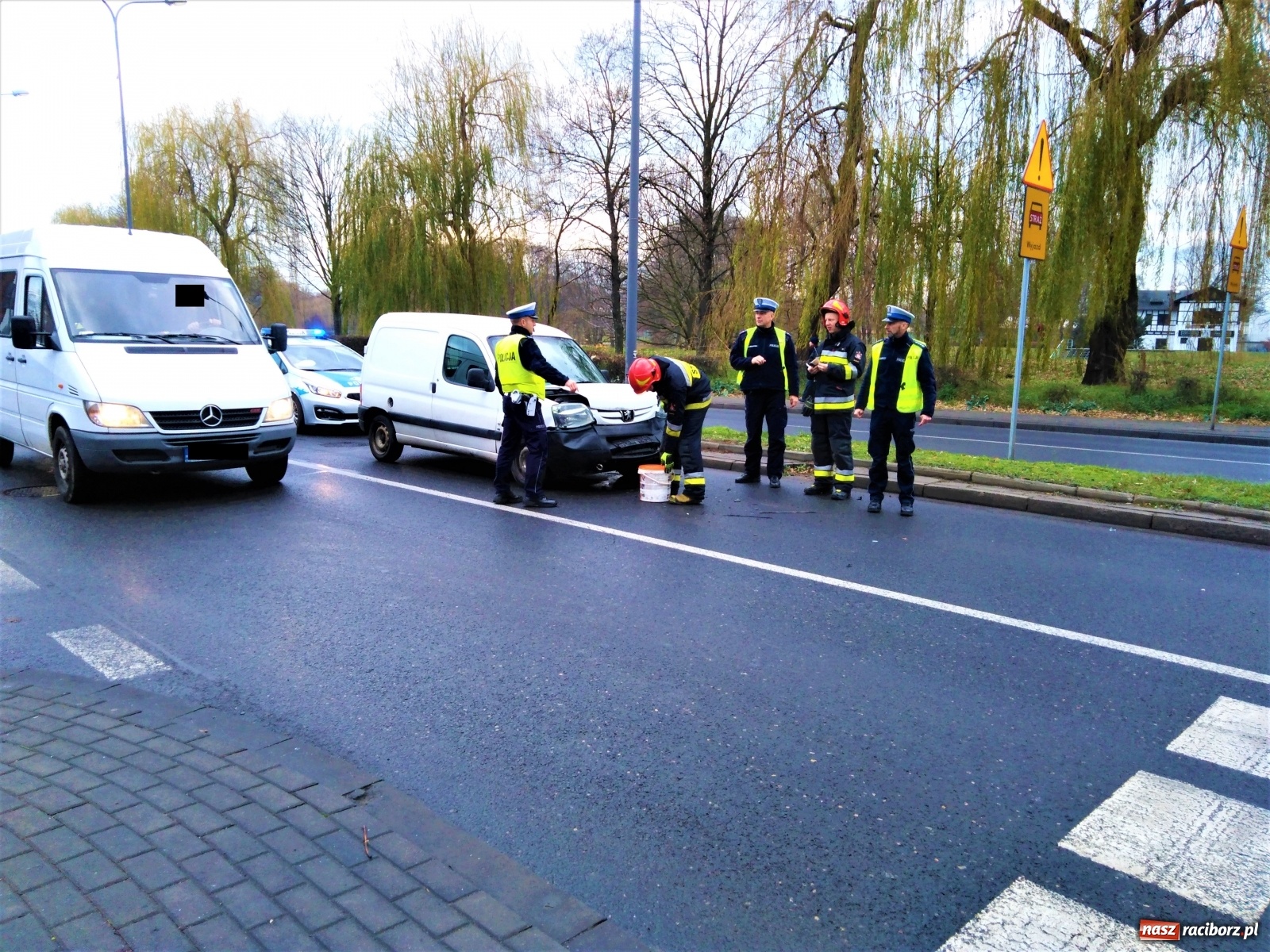 Zdjęcie w galerii na portalu naszraciborz.pl: Peugeot uderzył w tył passata na Odrostradzie [FOTO] wiadomości z regionu