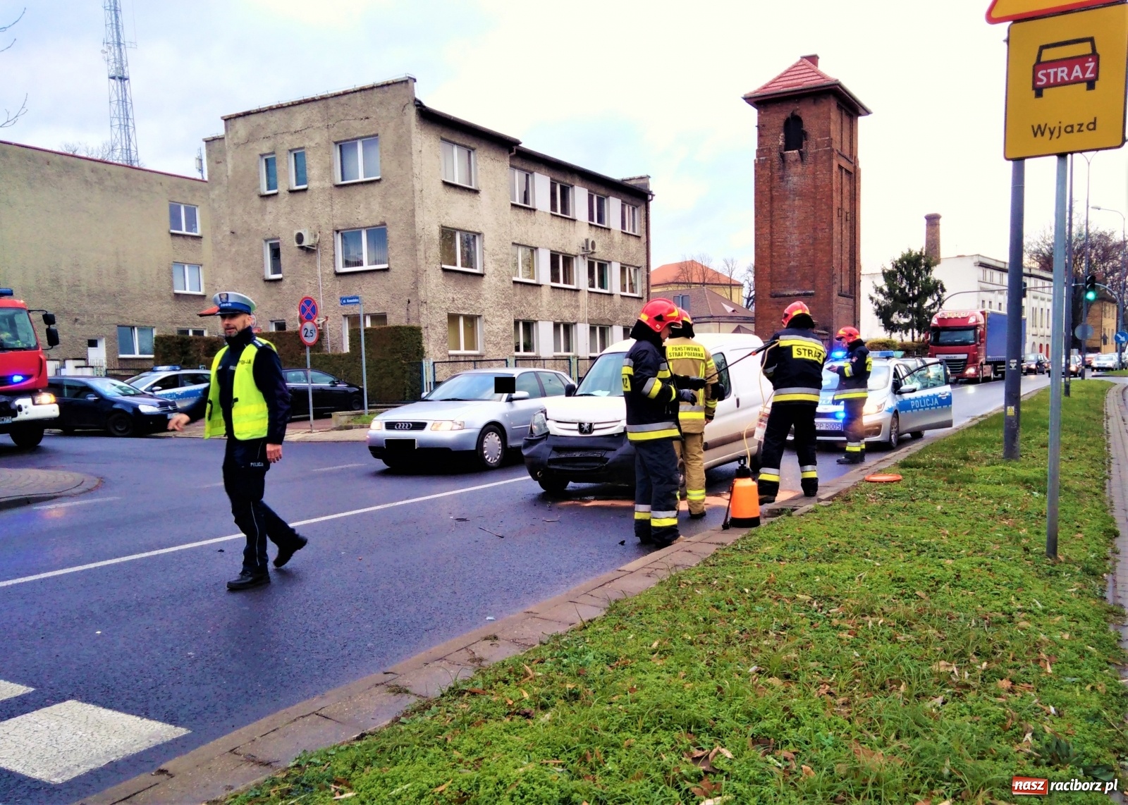 Zdjęcie w galerii na portalu naszraciborz.pl: Peugeot uderzył w tył passata na Odrostradzie [FOTO] wiadomości z regionu
