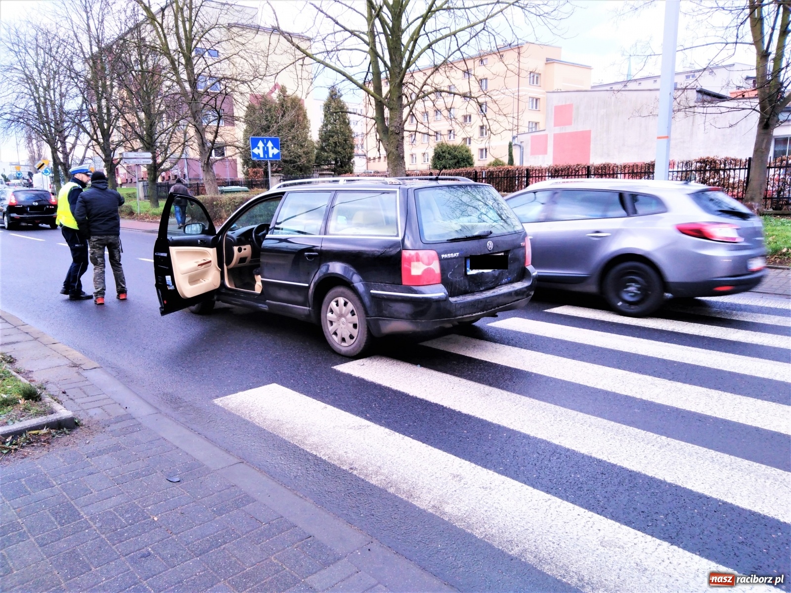 Zdjęcie w galerii na portalu naszraciborz.pl: Peugeot uderzył w tył passata na Odrostradzie [FOTO] wiadomości z regionu