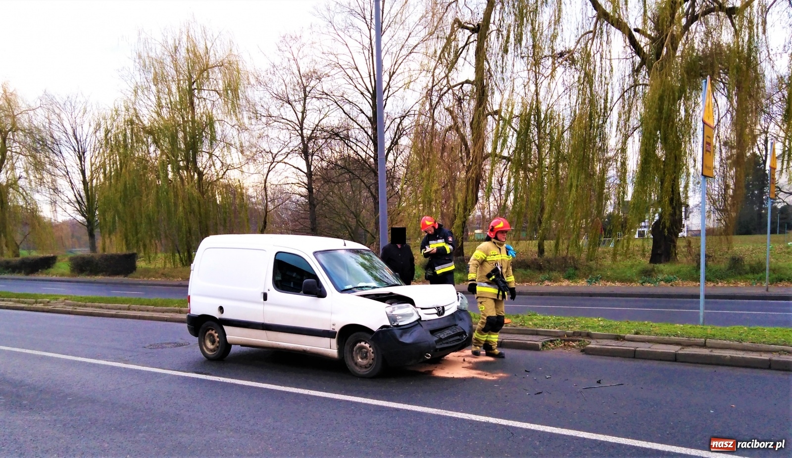 Zdjęcie w galerii na portalu naszraciborz.pl: Peugeot uderzył w tył passata na Odrostradzie [FOTO] wiadomości z regionu