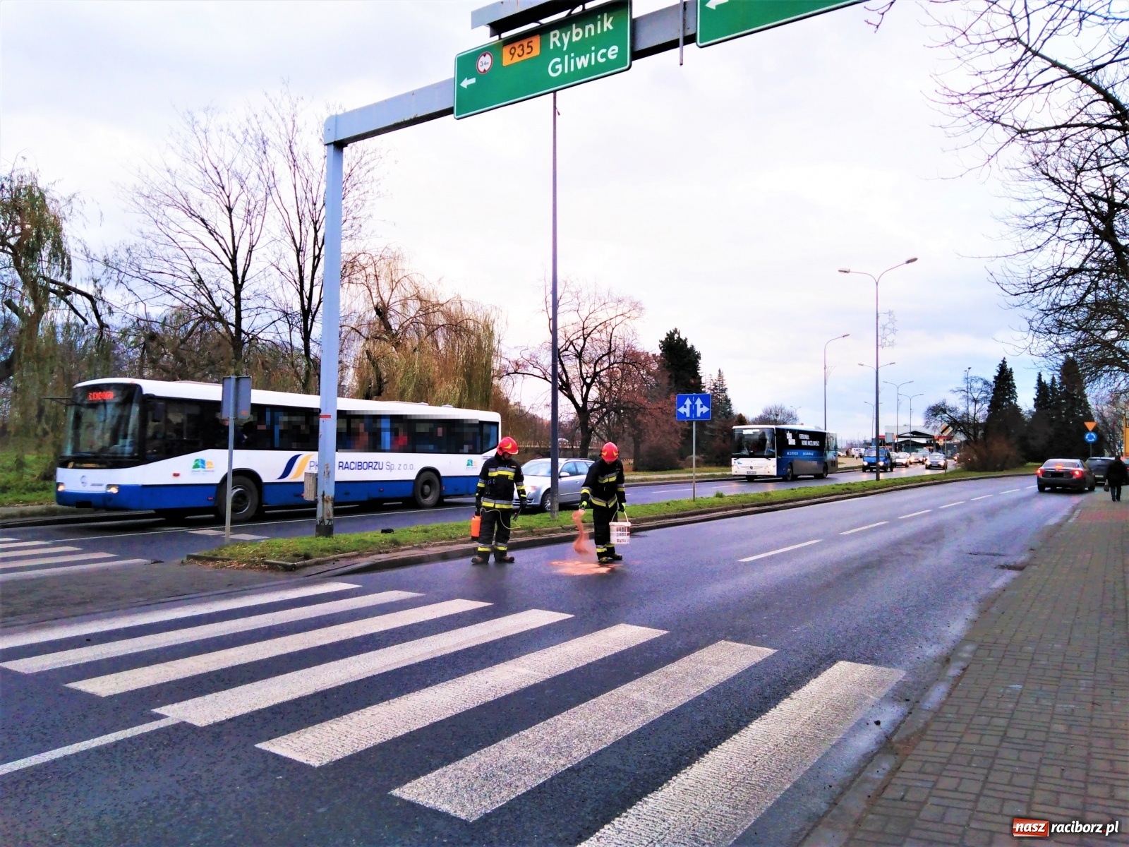 Zdjęcie w galerii na portalu naszraciborz.pl: Peugeot uderzył w tył passata na Odrostradzie [FOTO] wiadomości z regionu