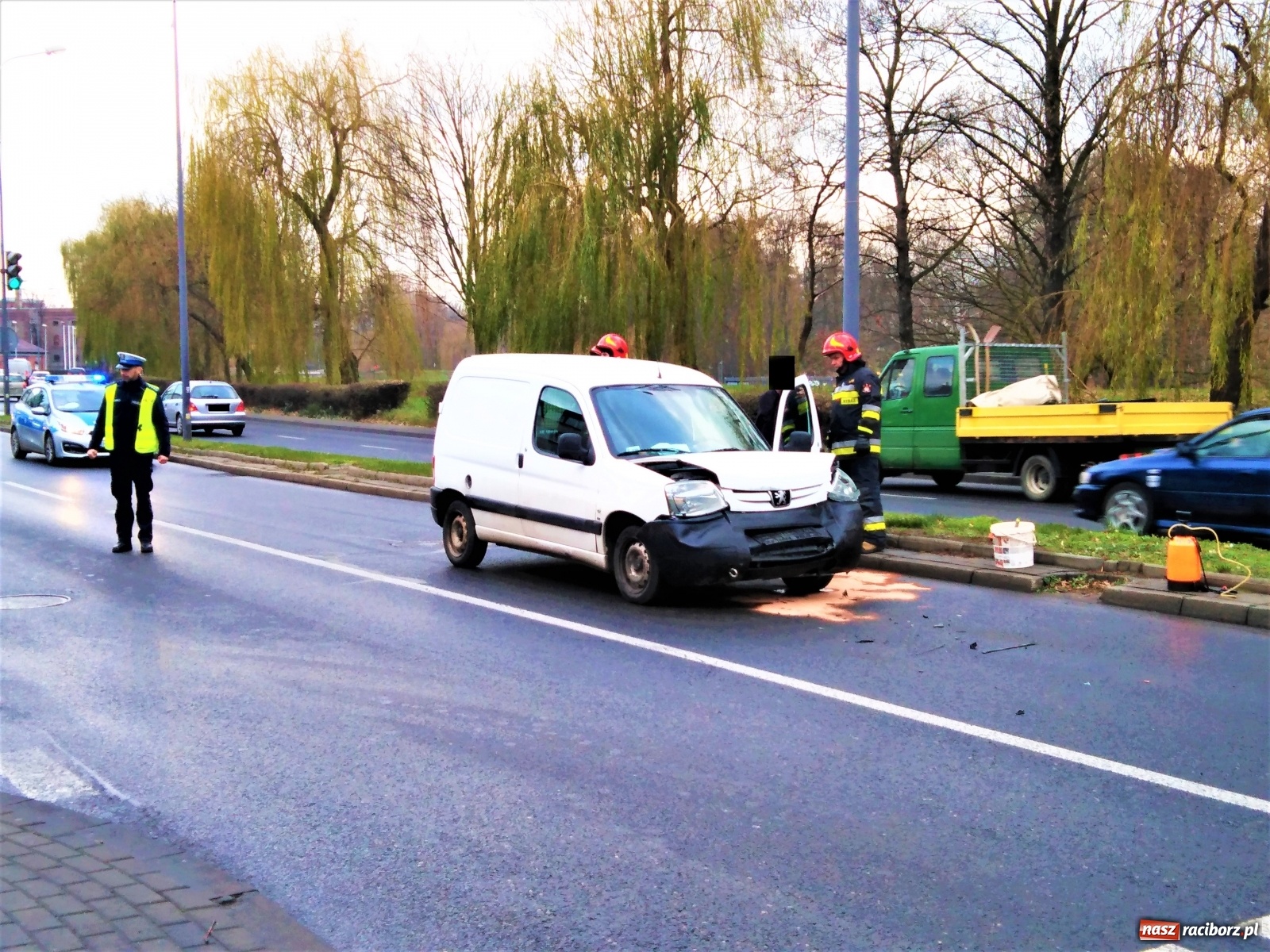 Zdjęcie w galerii na portalu naszraciborz.pl: Peugeot uderzył w tył passata na Odrostradzie [FOTO] wiadomości z regionu