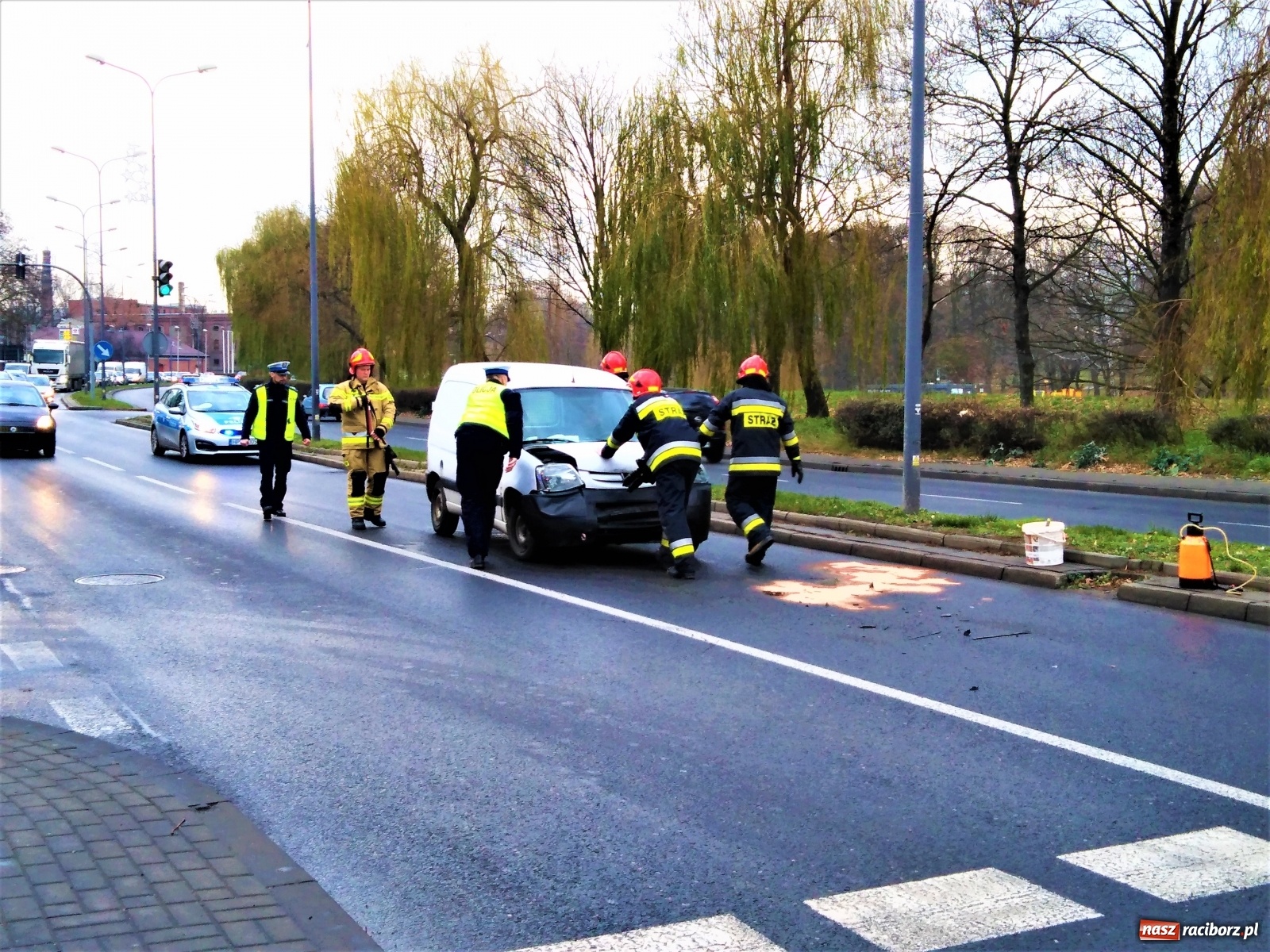 Zdjęcie w galerii na portalu naszraciborz.pl: Peugeot uderzył w tył passata na Odrostradzie [FOTO] wiadomości z regionu