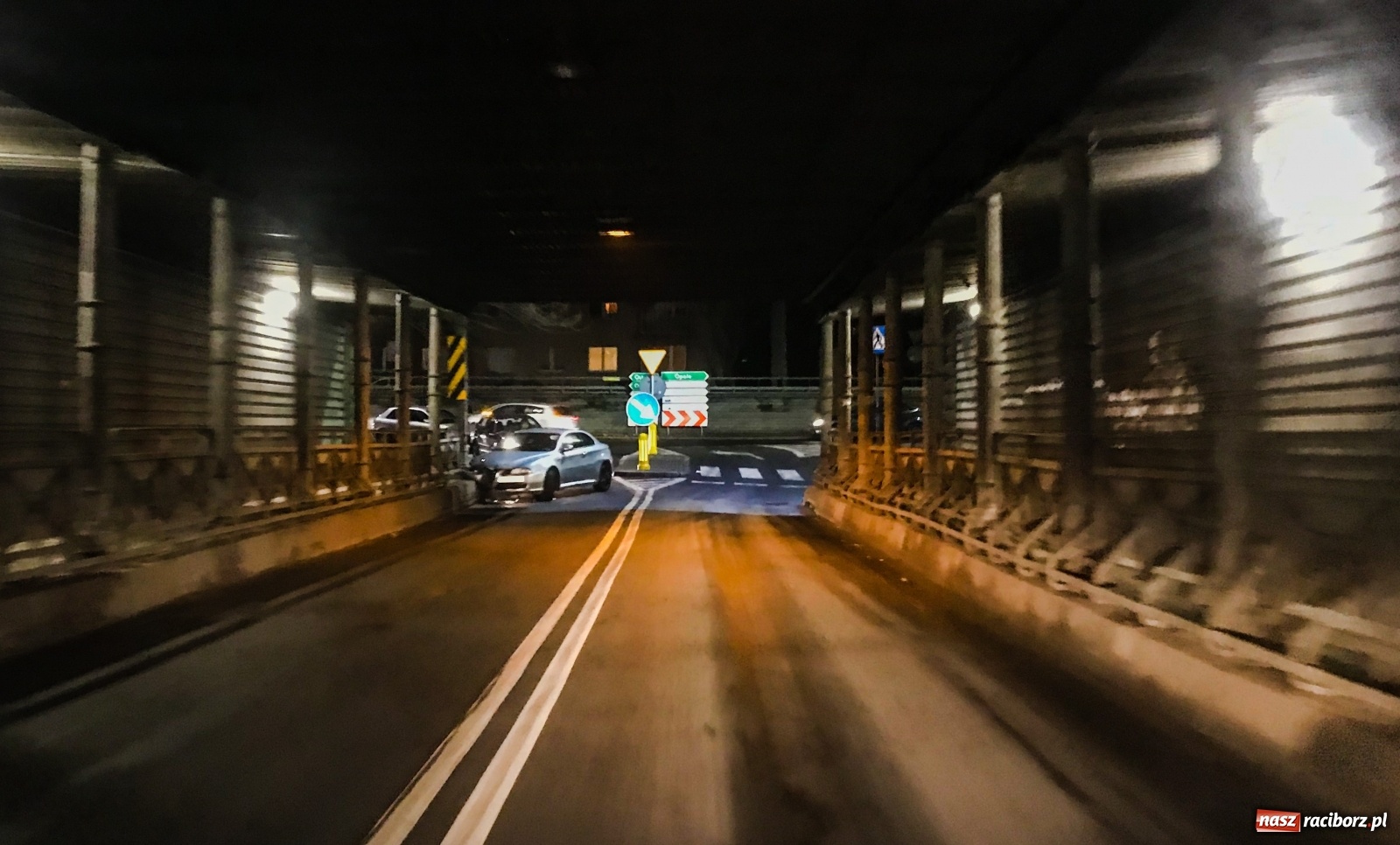 Zdjęcie w galerii na portalu naszraciborz.pl: Alfa romeo uderzyła w konstrukcję wiaduktu [FOTO] wiadomości z regionu