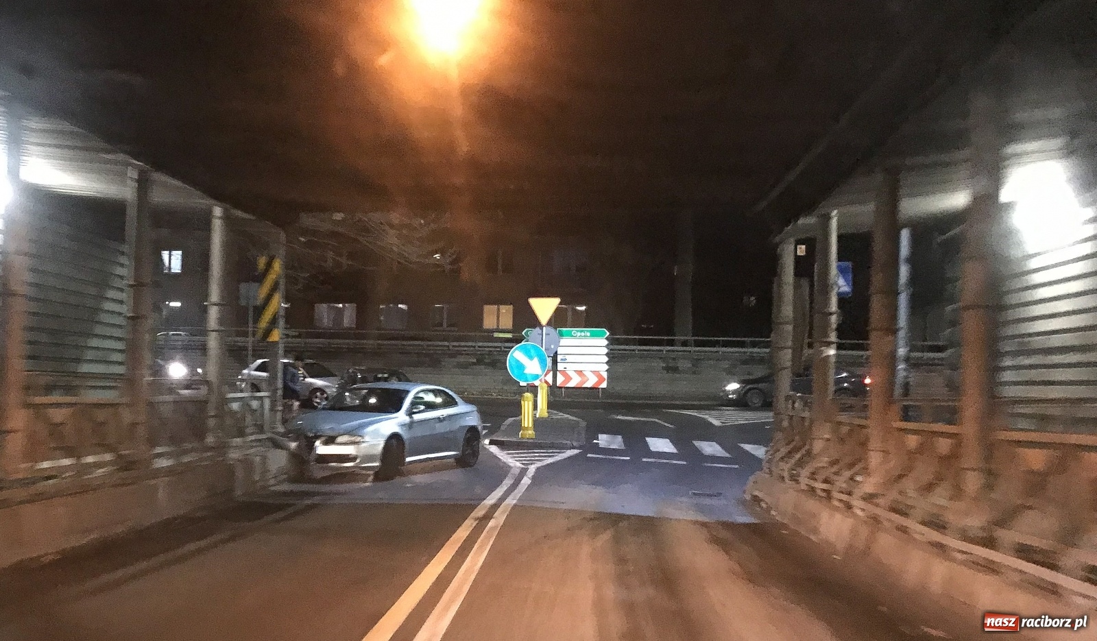 Zdjęcie w galerii na portalu naszraciborz.pl: Alfa romeo uderzyła w konstrukcję wiaduktu [FOTO] wiadomości z regionu