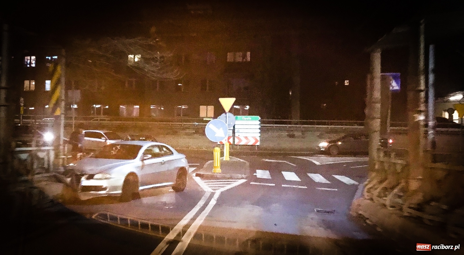 Zdjęcie w galerii na portalu naszraciborz.pl: Alfa romeo uderzyła w konstrukcję wiaduktu [FOTO] wiadomości z regionu