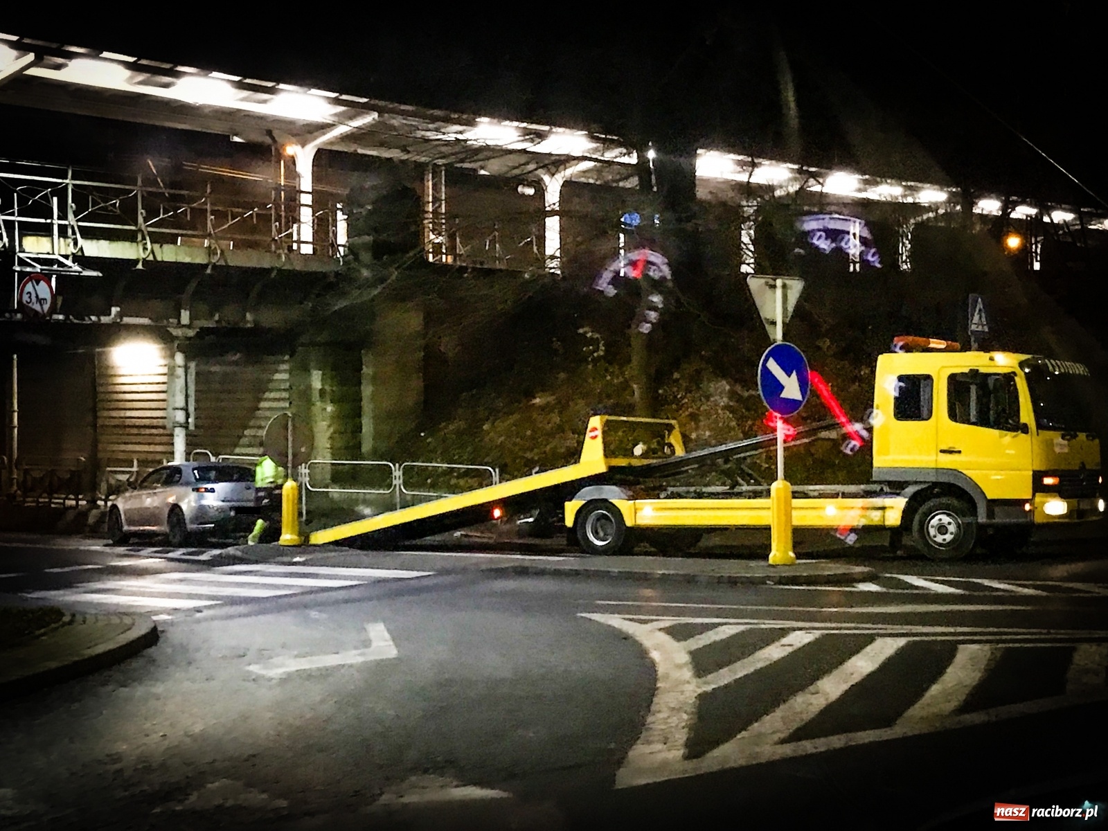 Zdjęcie w galerii na portalu naszraciborz.pl: Alfa romeo uderzyła w konstrukcję wiaduktu [FOTO] wiadomości z regionu