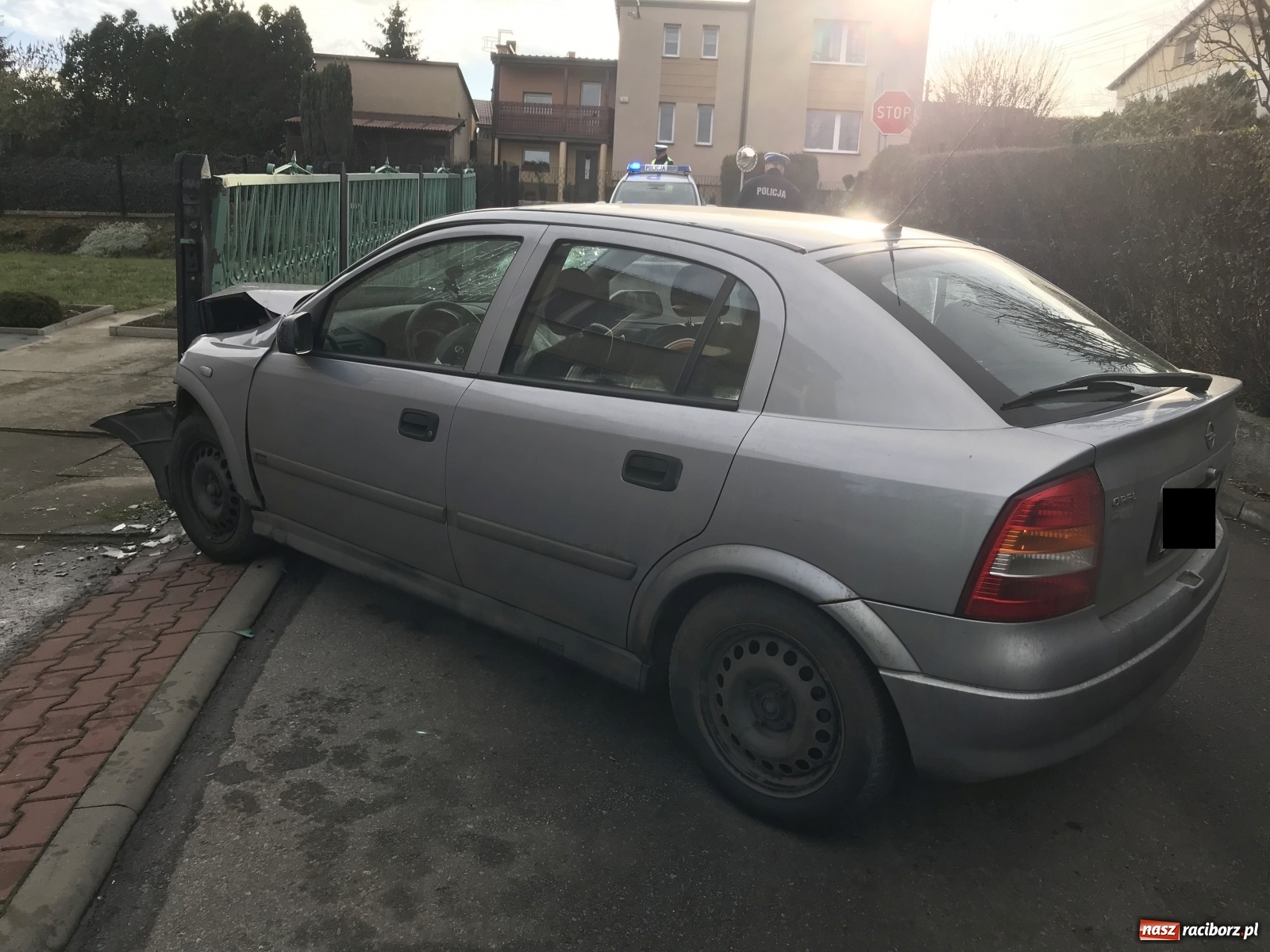 Zdjęcie w galerii na portalu naszraciborz.pl: Astra rozbita w Brzeziu. Kierowca zbiegł [FOTO] wiadomości z regionu