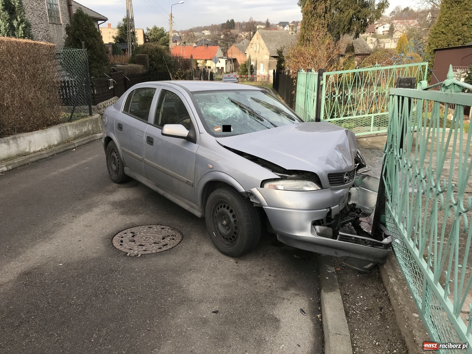 Zdjęcie w galerii na portalu naszraciborz.pl: Astra rozbita w Brzeziu. Kierowca zbiegł [FOTO] wiadomości z regionu