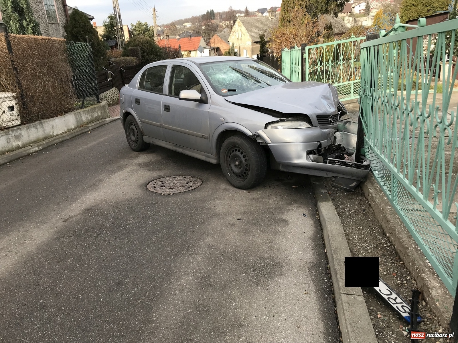 Zdjęcie w galerii na portalu naszraciborz.pl: Astra rozbita w Brzeziu. Kierowca zbiegł [FOTO] wiadomości z regionu