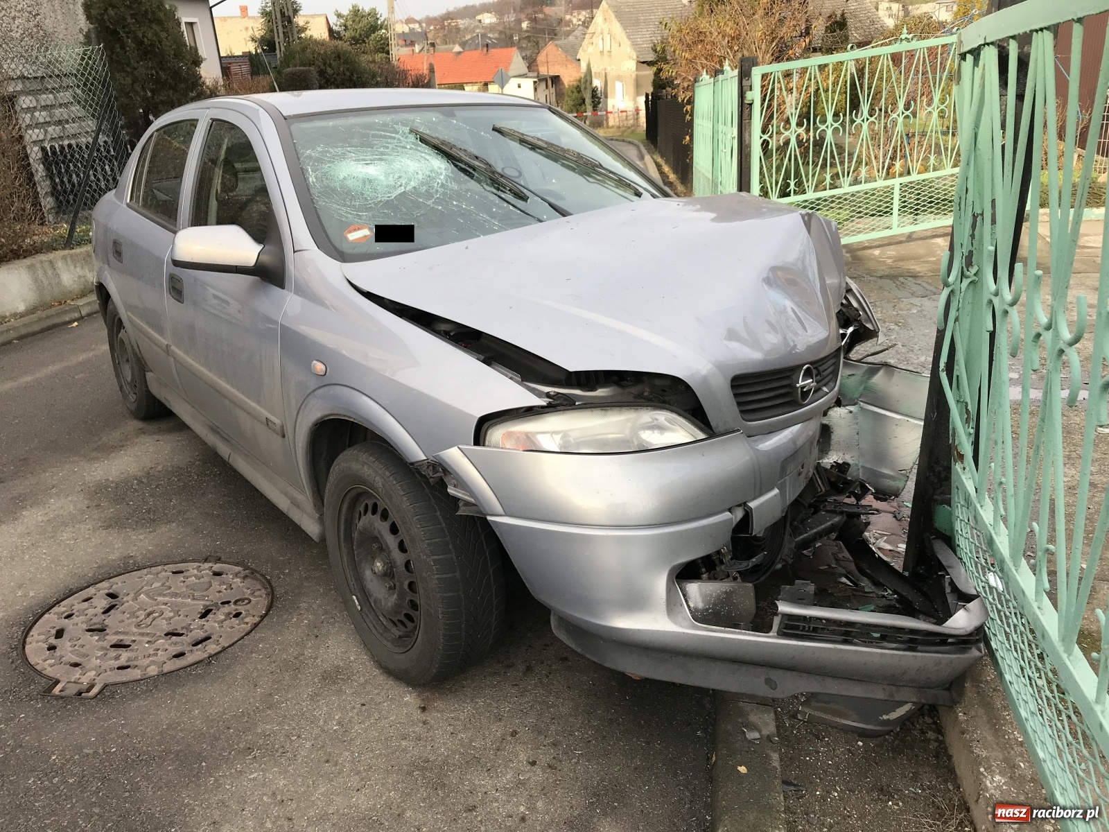 Zdjęcie w galerii na portalu naszraciborz.pl: Astra rozbita w Brzeziu. Kierowca zbiegł [FOTO] wiadomości z regionu