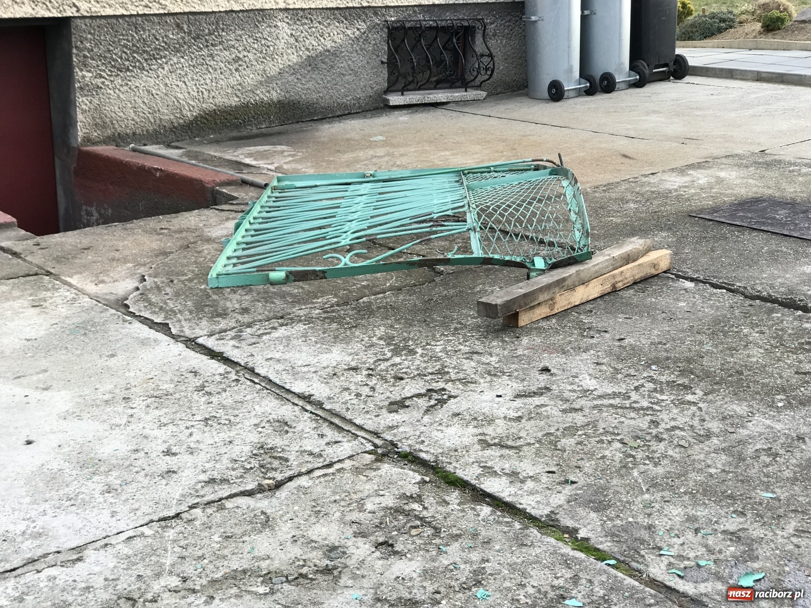 Zdjęcie w galerii na portalu naszraciborz.pl: Astra rozbita w Brzeziu. Kierowca zbiegł [FOTO] wiadomości z regionu