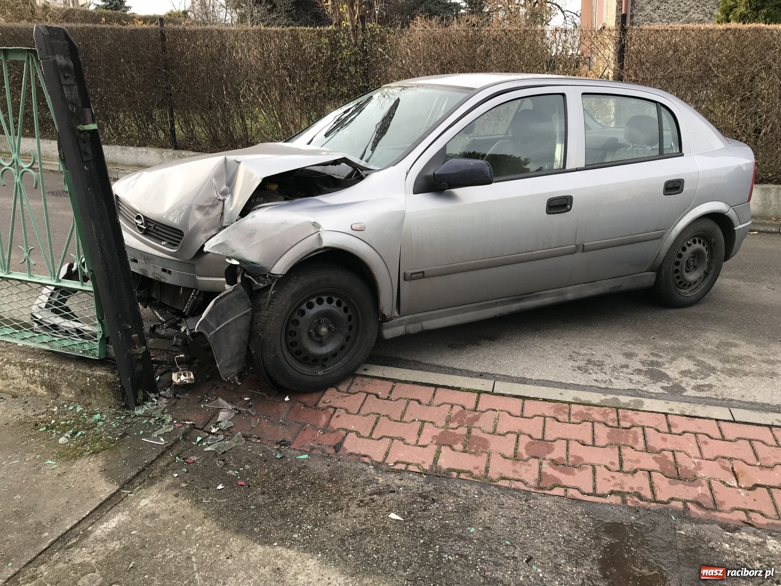 Zdjęcie w galerii na portalu naszraciborz.pl: Astra rozbita w Brzeziu. Kierowca zbiegł [FOTO] wiadomości z regionu
