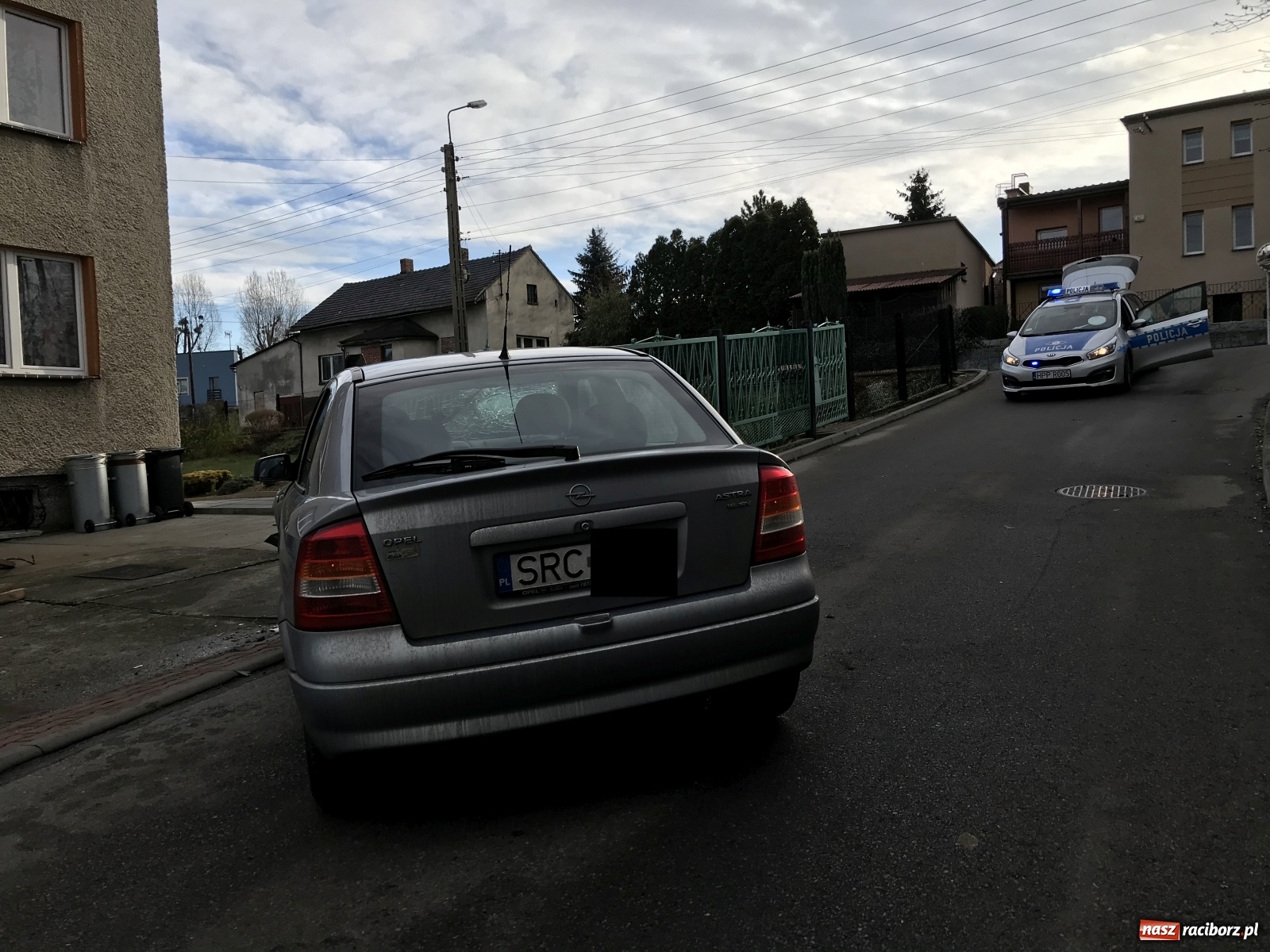 Zdjęcie w galerii na portalu naszraciborz.pl: Astra rozbita w Brzeziu. Kierowca zbiegł [FOTO] wiadomości z regionu