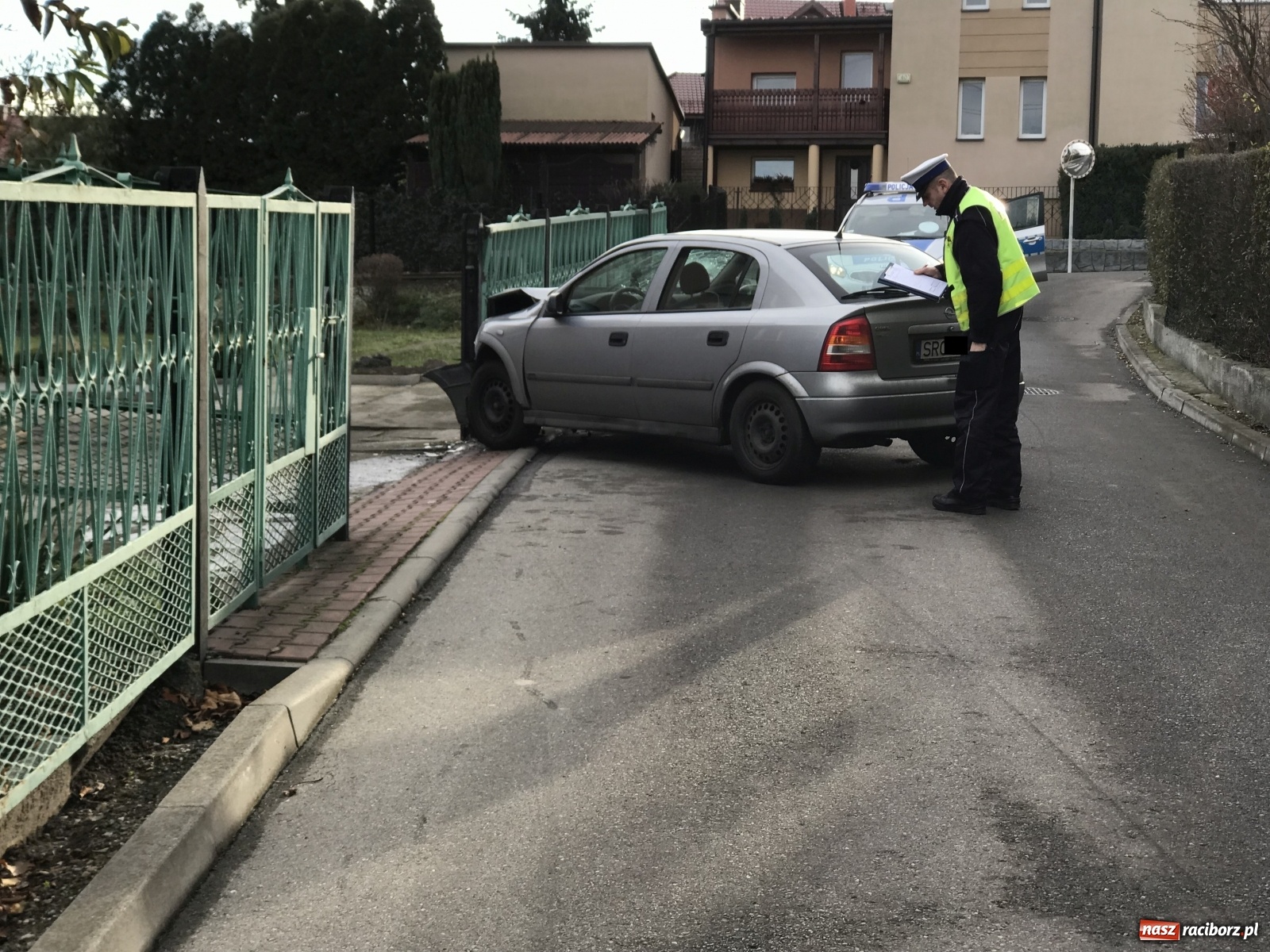 Zdjęcie w galerii na portalu naszraciborz.pl: Astra rozbita w Brzeziu. Kierowca zbiegł [FOTO] wiadomości z regionu