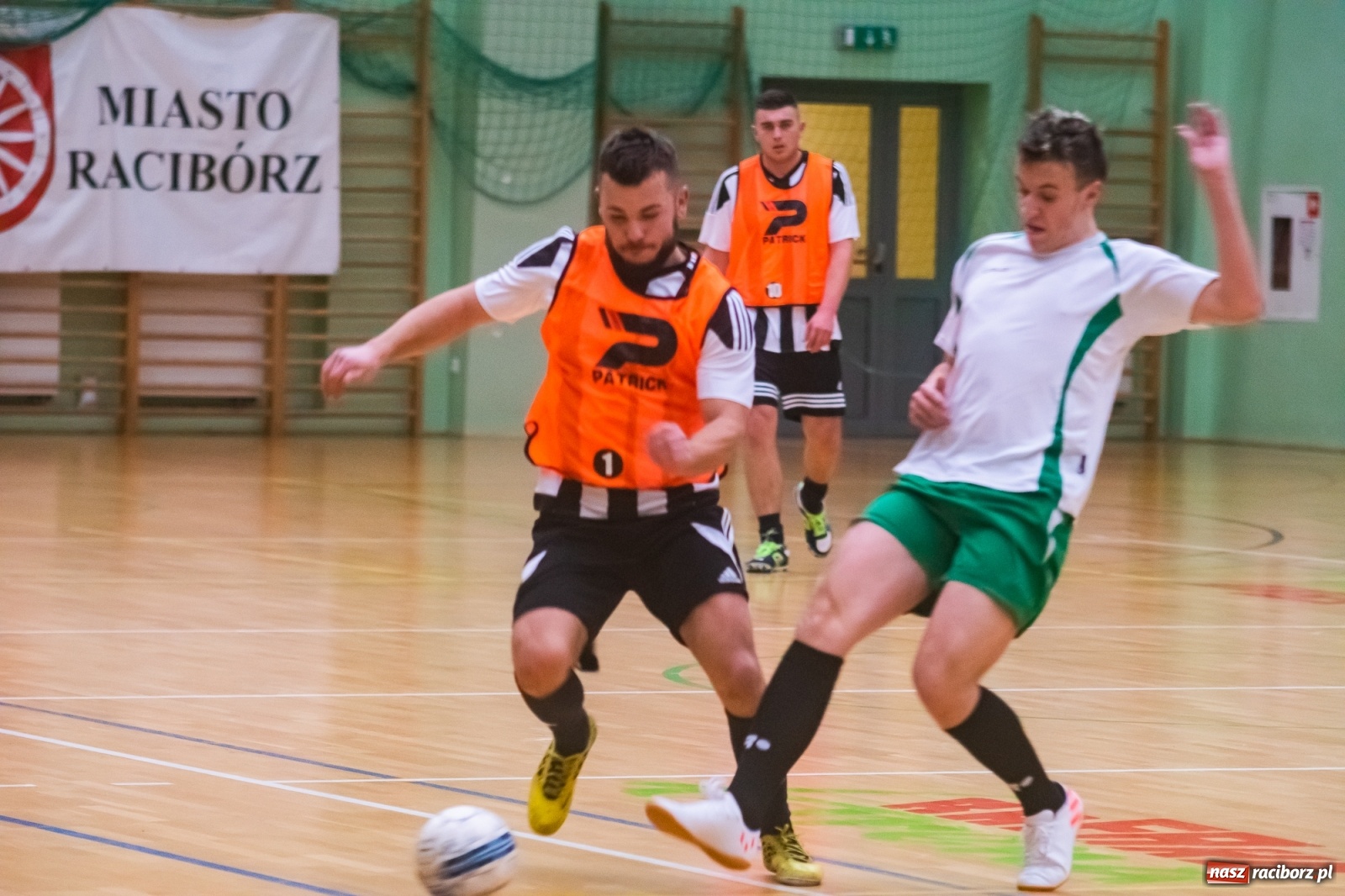 Zdjęcie w galerii na portalu naszraciborz.pl: Salon Fryzjerski bezlitosny dla Bruks Team [FOTO i WIDEO] wiadomości z regionu