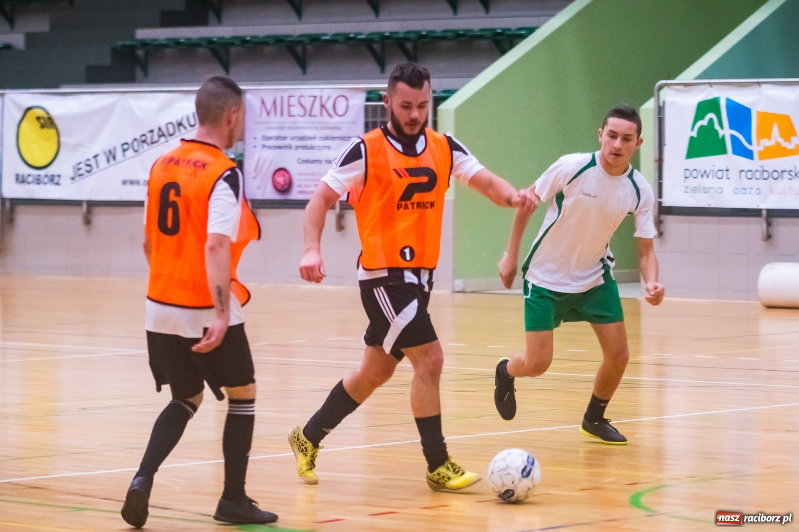 Zdjęcie w galerii na portalu naszraciborz.pl: Salon Fryzjerski bezlitosny dla Bruks Team [FOTO i WIDEO] wiadomości z regionu