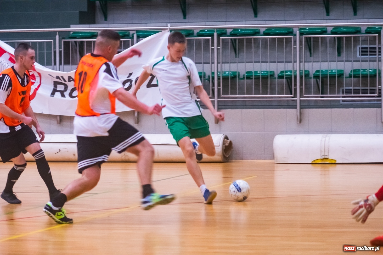 Zdjęcie w galerii na portalu naszraciborz.pl: Salon Fryzjerski bezlitosny dla Bruks Team [FOTO i WIDEO] wiadomości z regionu