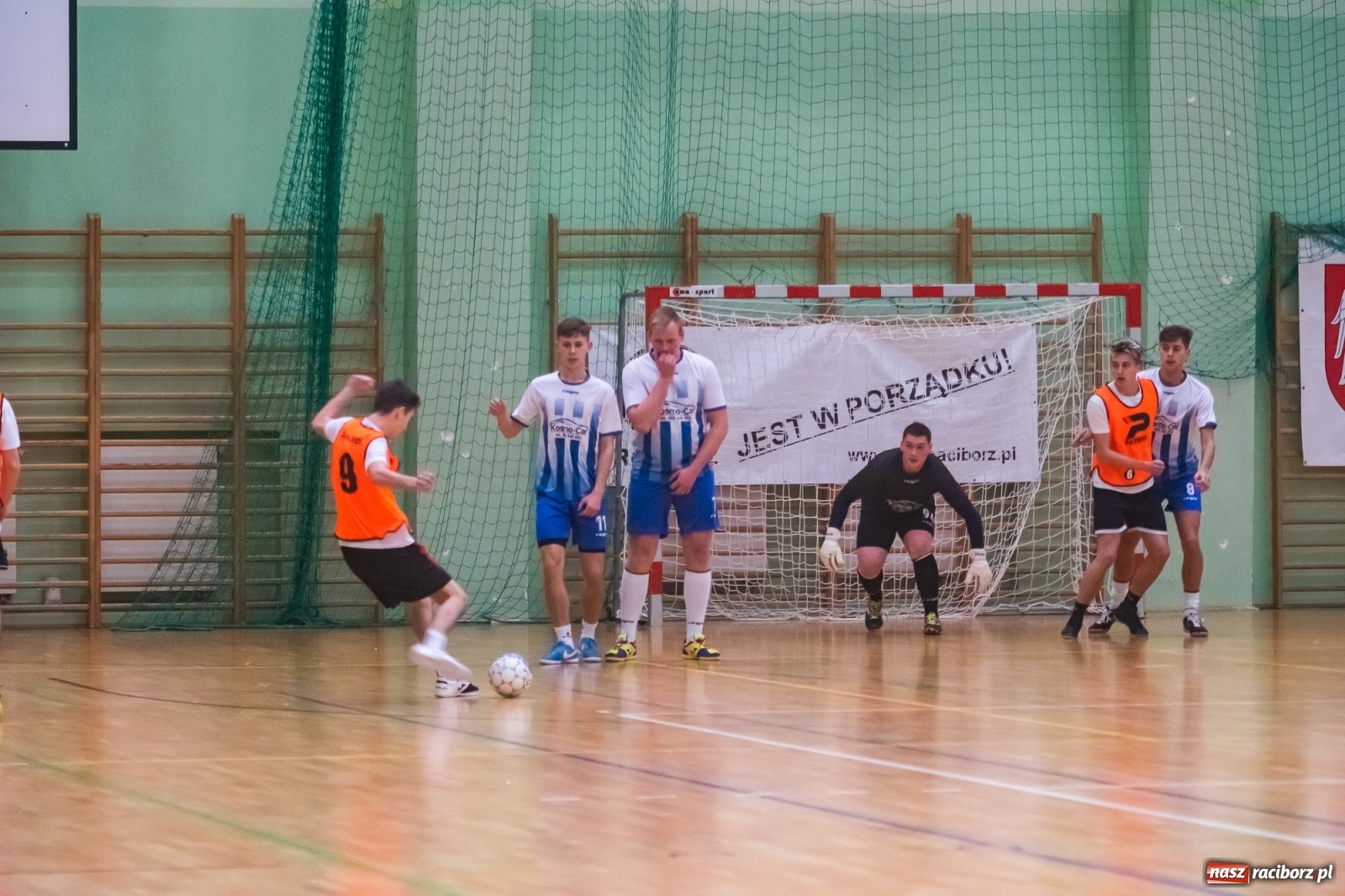 Zdjęcie w galerii na portalu naszraciborz.pl: Salon Fryzjerski bezlitosny dla Bruks Team [FOTO i WIDEO] wiadomości z regionu