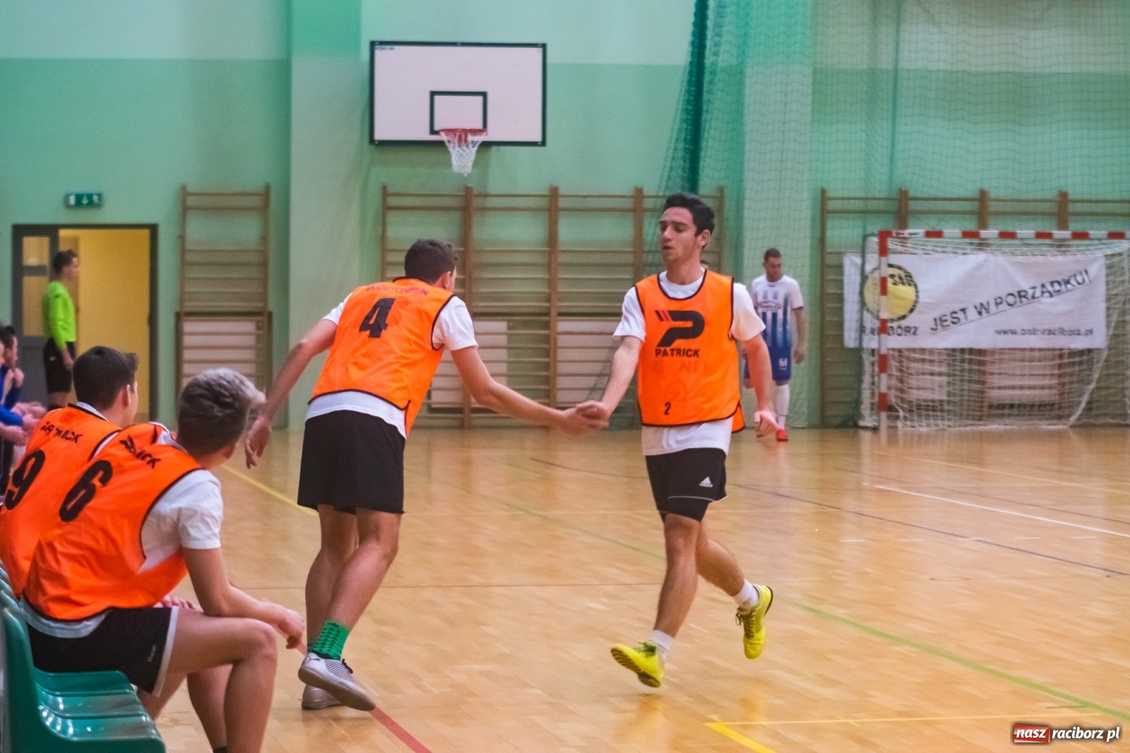 Zdjęcie w galerii na portalu naszraciborz.pl: Salon Fryzjerski bezlitosny dla Bruks Team [FOTO i WIDEO] wiadomości z regionu