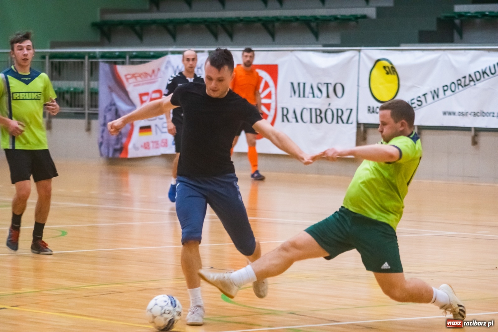 Zdjęcie w galerii na portalu naszraciborz.pl: Salon Fryzjerski bezlitosny dla Bruks Team [FOTO i WIDEO] wiadomości z regionu