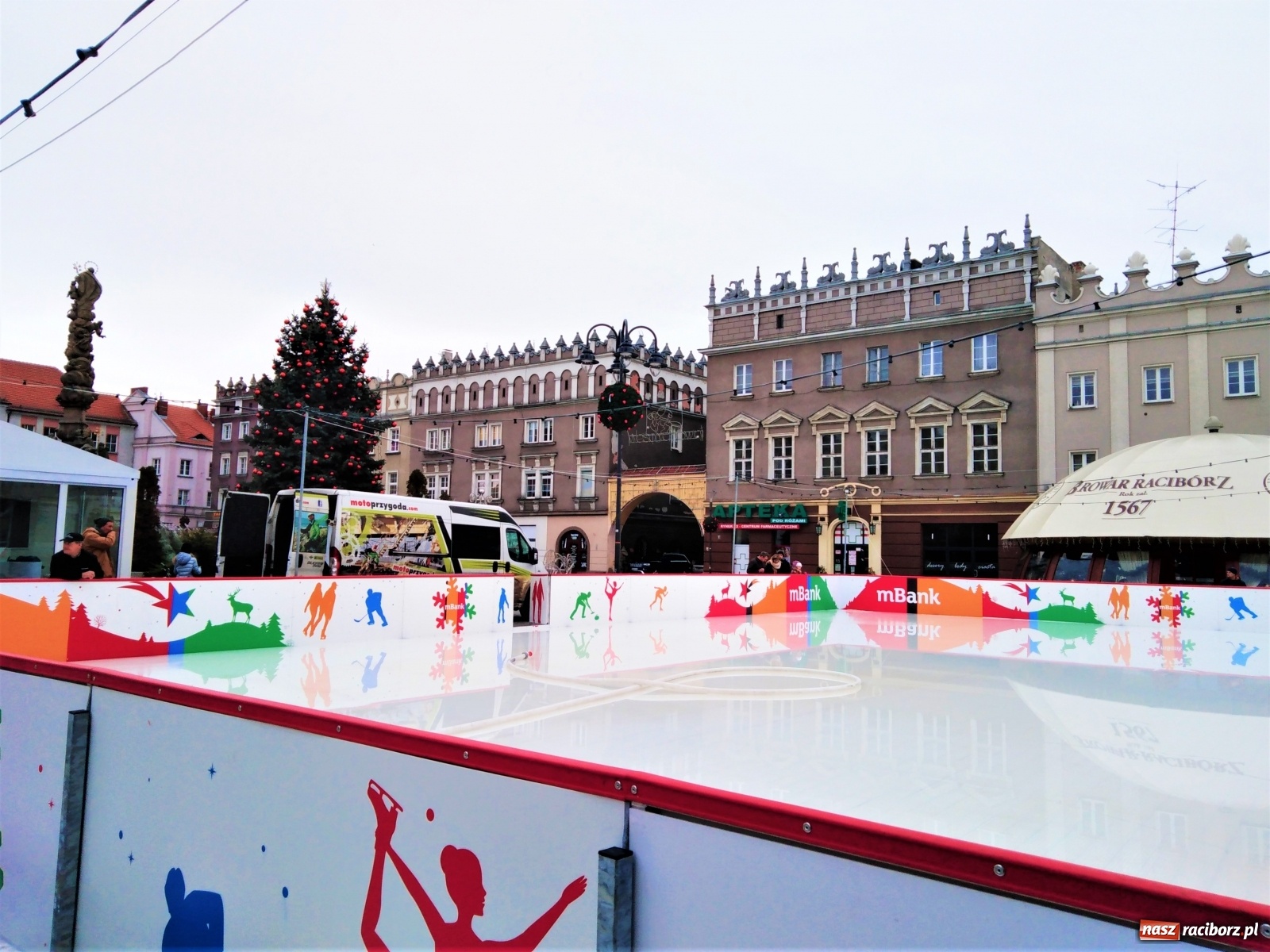 Zdjęcie w galerii na portalu naszraciborz.pl: Woda na tafli. Falstart raciborskiego lodowiska [FOTO] wiadomości z regionu