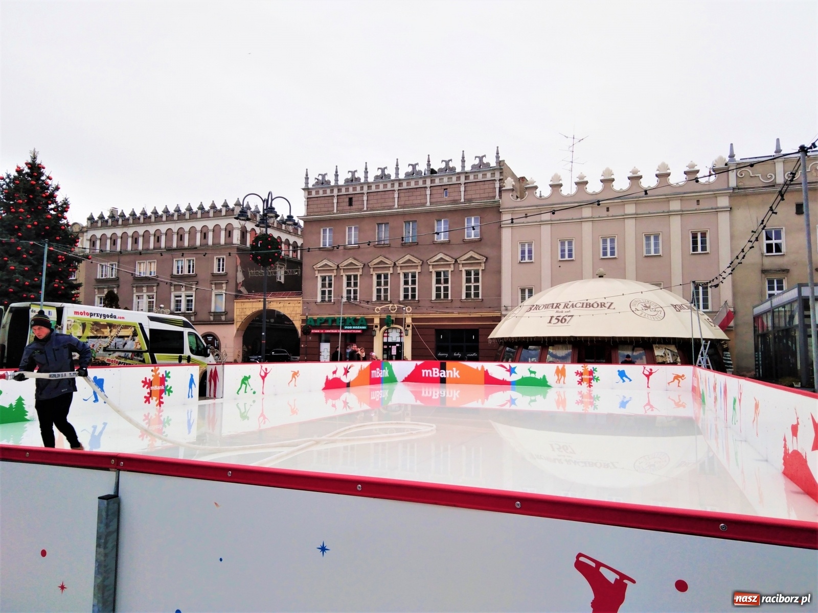 Zdjęcie w galerii na portalu naszraciborz.pl: Woda na tafli. Falstart raciborskiego lodowiska [FOTO] wiadomości z regionu