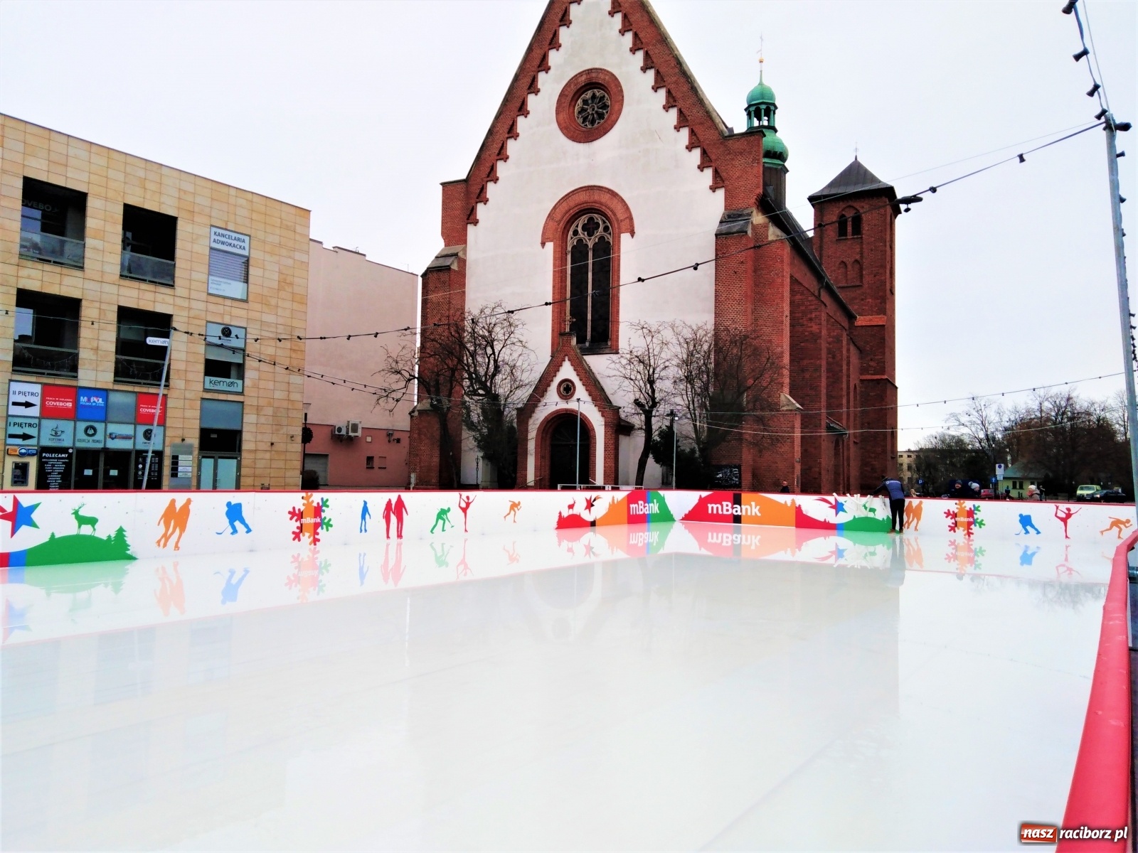 Zdjęcie w galerii na portalu naszraciborz.pl: Woda na tafli. Falstart raciborskiego lodowiska [FOTO] wiadomości z regionu