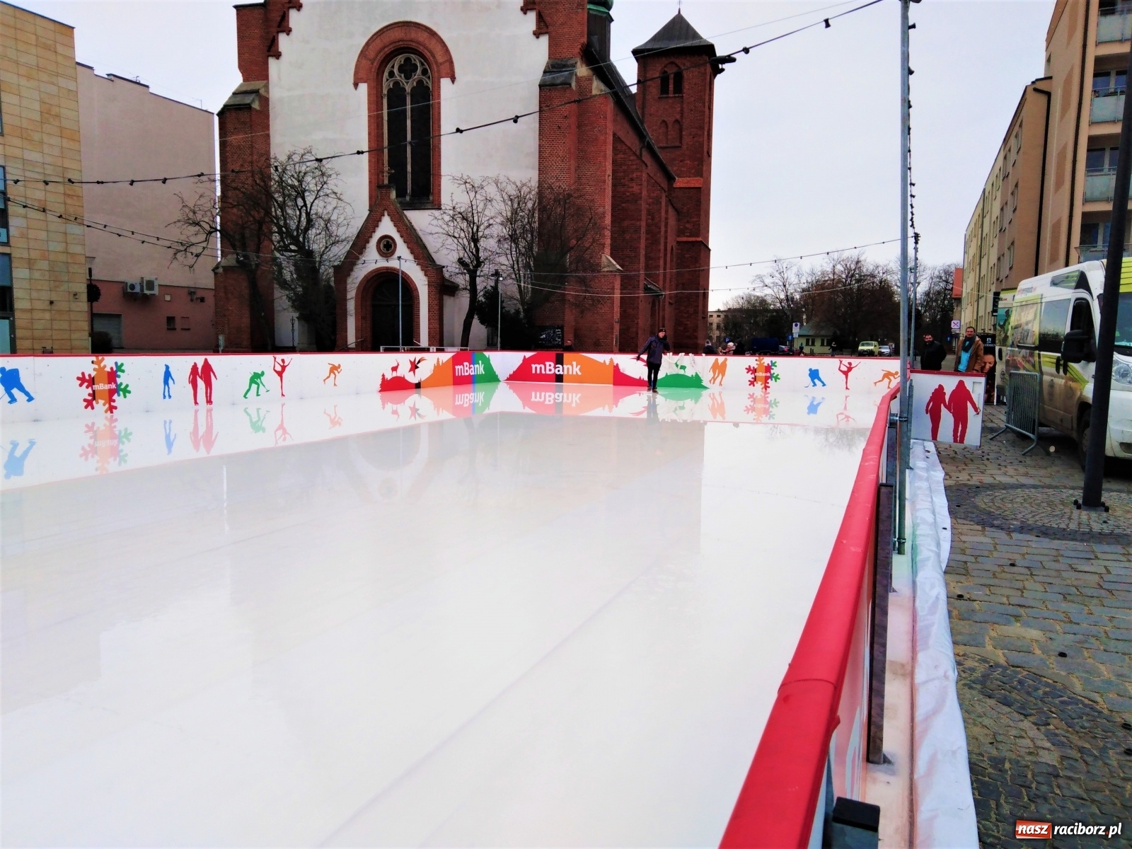 Zdjęcie w galerii na portalu naszraciborz.pl: Woda na tafli. Falstart raciborskiego lodowiska [FOTO] wiadomości z regionu