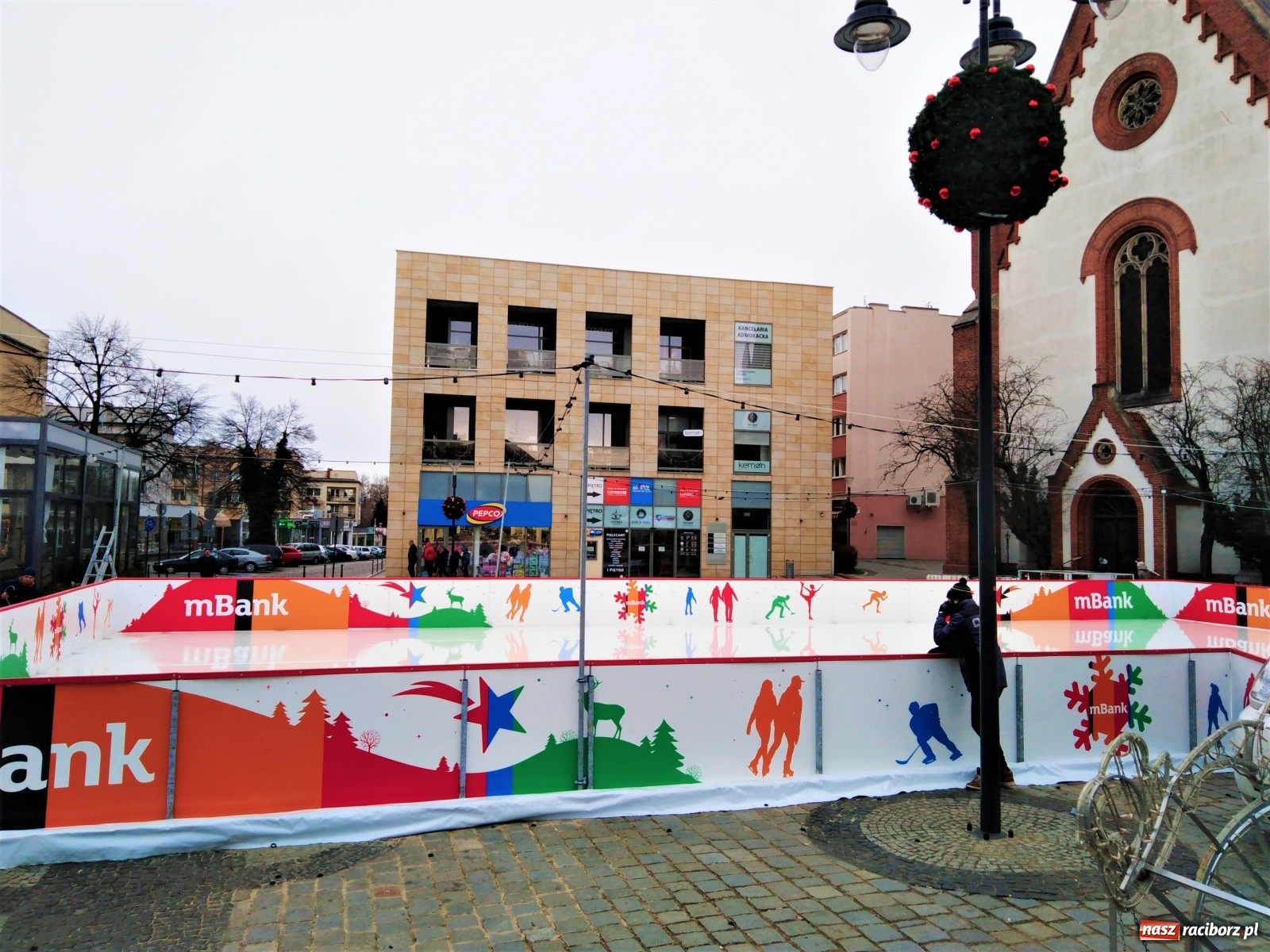 Zdjęcie w galerii na portalu naszraciborz.pl: Woda na tafli. Falstart raciborskiego lodowiska [FOTO] wiadomości z regionu