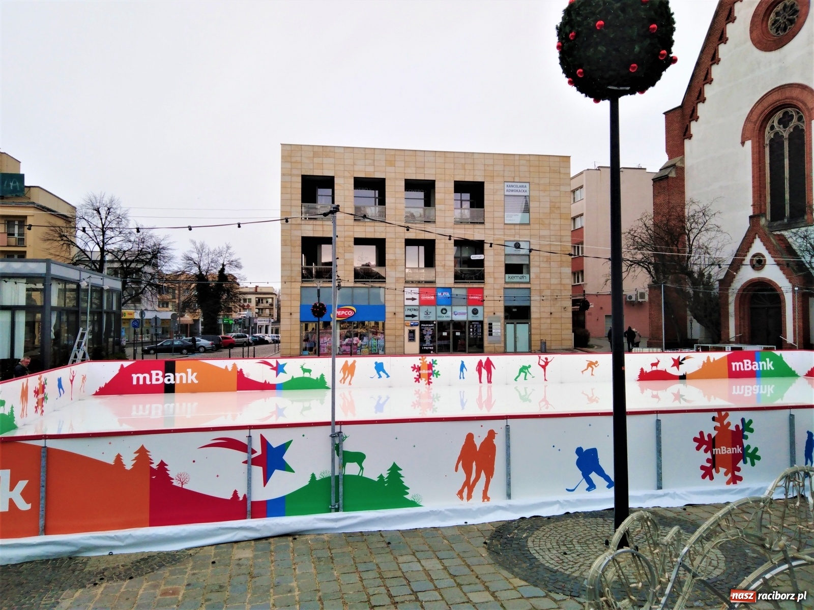 Zdjęcie w galerii na portalu naszraciborz.pl: Woda na tafli. Falstart raciborskiego lodowiska [FOTO] wiadomości z regionu