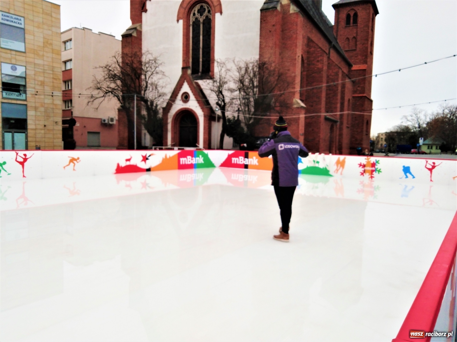 Zdjęcie w galerii na portalu naszraciborz.pl: Woda na tafli. Falstart raciborskiego lodowiska [FOTO] wiadomości z regionu