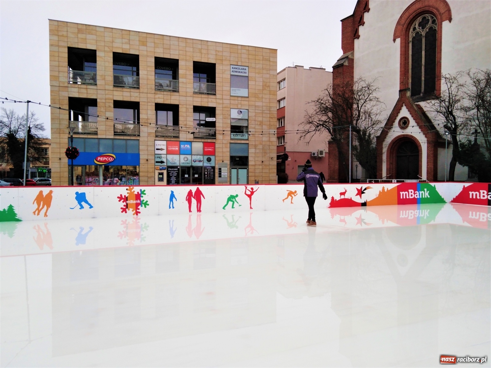 Zdjęcie w galerii na portalu naszraciborz.pl: Woda na tafli. Falstart raciborskiego lodowiska [FOTO] wiadomości z regionu
