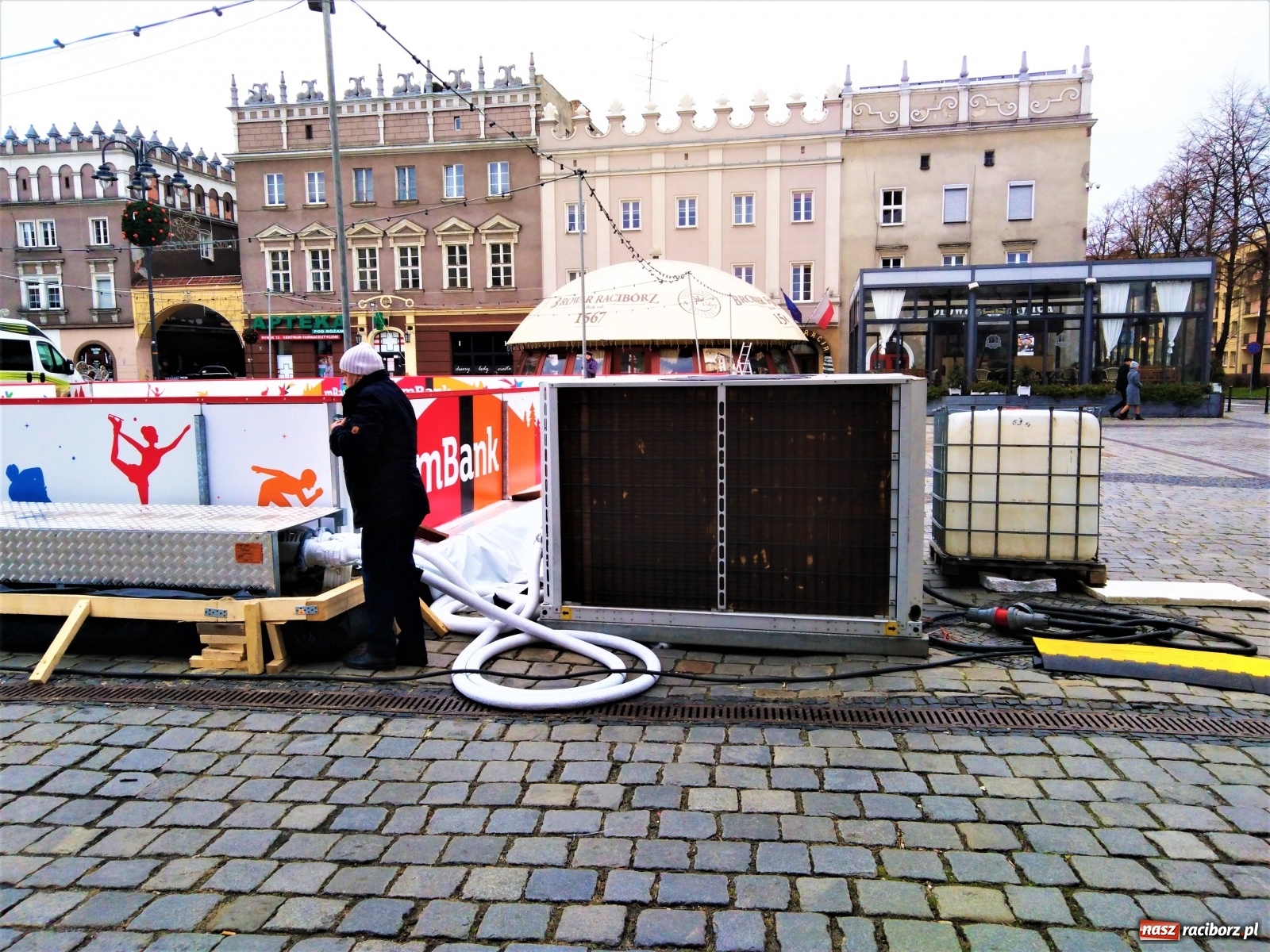 Zdjęcie w galerii na portalu naszraciborz.pl: Woda na tafli. Falstart raciborskiego lodowiska [FOTO] wiadomości z regionu