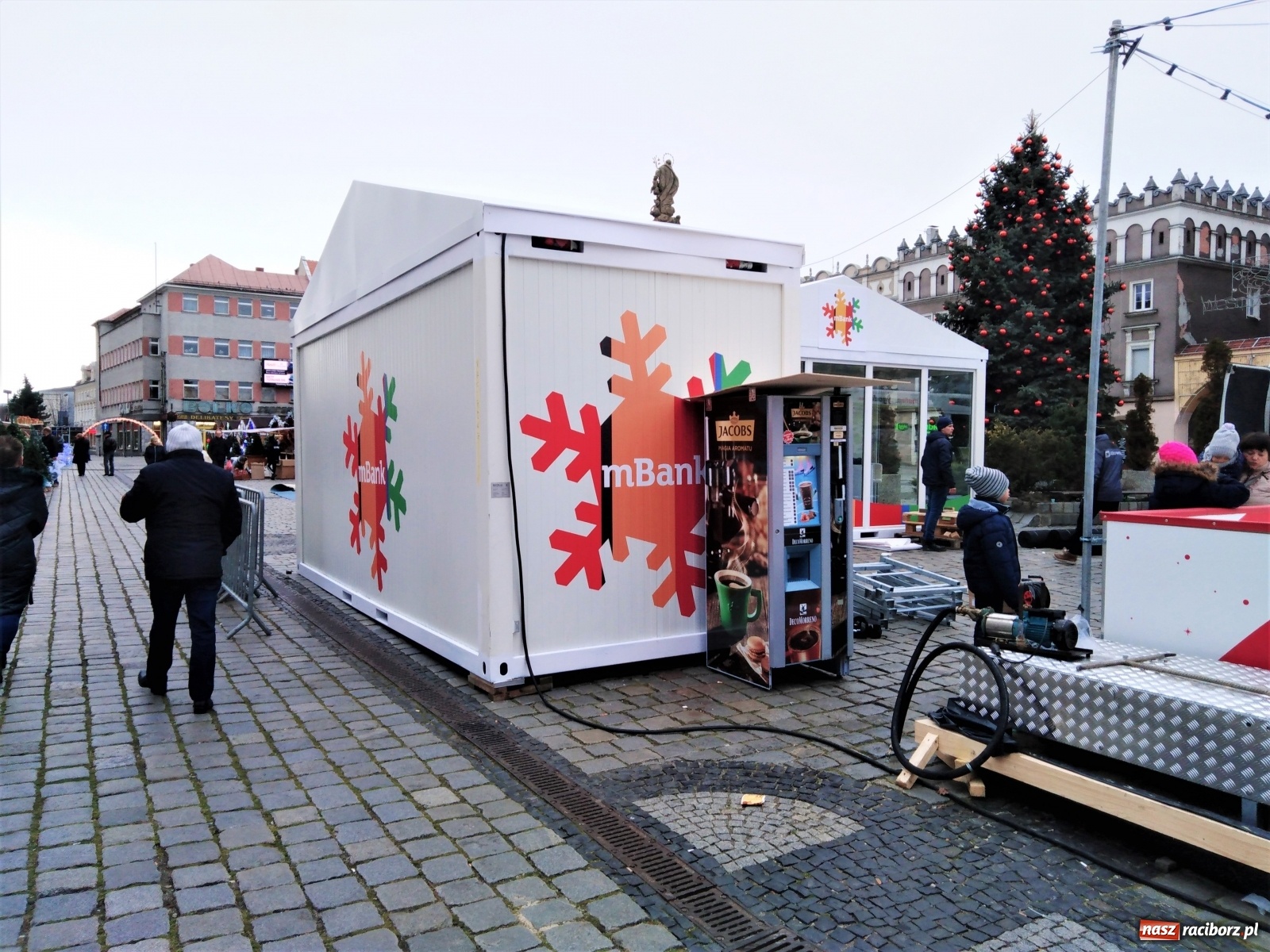 Zdjęcie w galerii na portalu naszraciborz.pl: Woda na tafli. Falstart raciborskiego lodowiska [FOTO] wiadomości z regionu